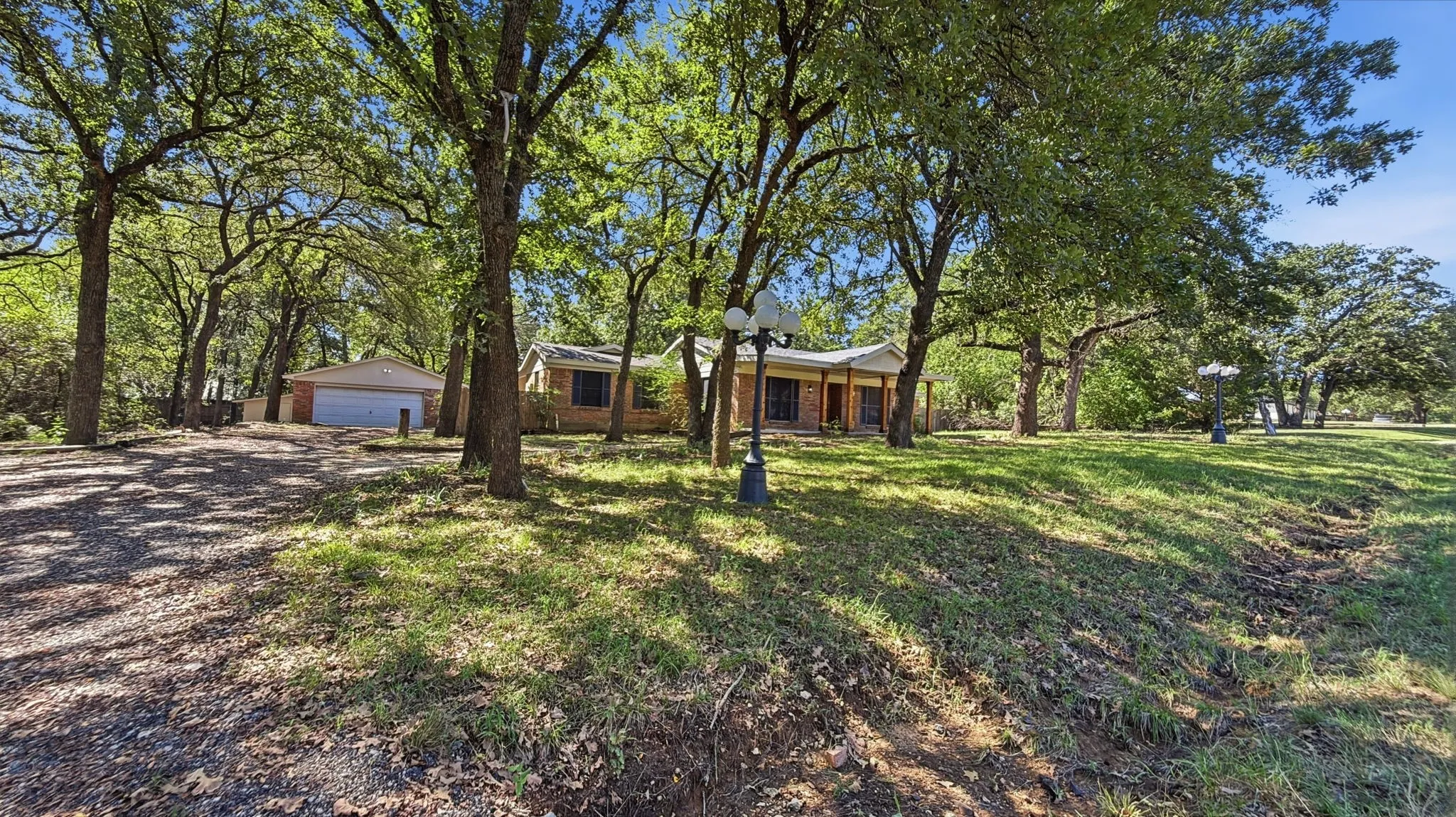 Single Family Residence For Sale in Johnson County , 1004 Lakeview Drive, Joshua, Texas 76058, 3 Bedroom, 3 Bathroom, 2 Garage spaces, 2,408 Sqft, built in 1980, mls#21408176, Real Estate Agent in Joshua, Homes For Sale in Johnson county, Homes For Sale in Joshua, Realtor in Joshua Texas, Real Estate Brokerage Independent Realty Texas, Luminita Cordes Realtor