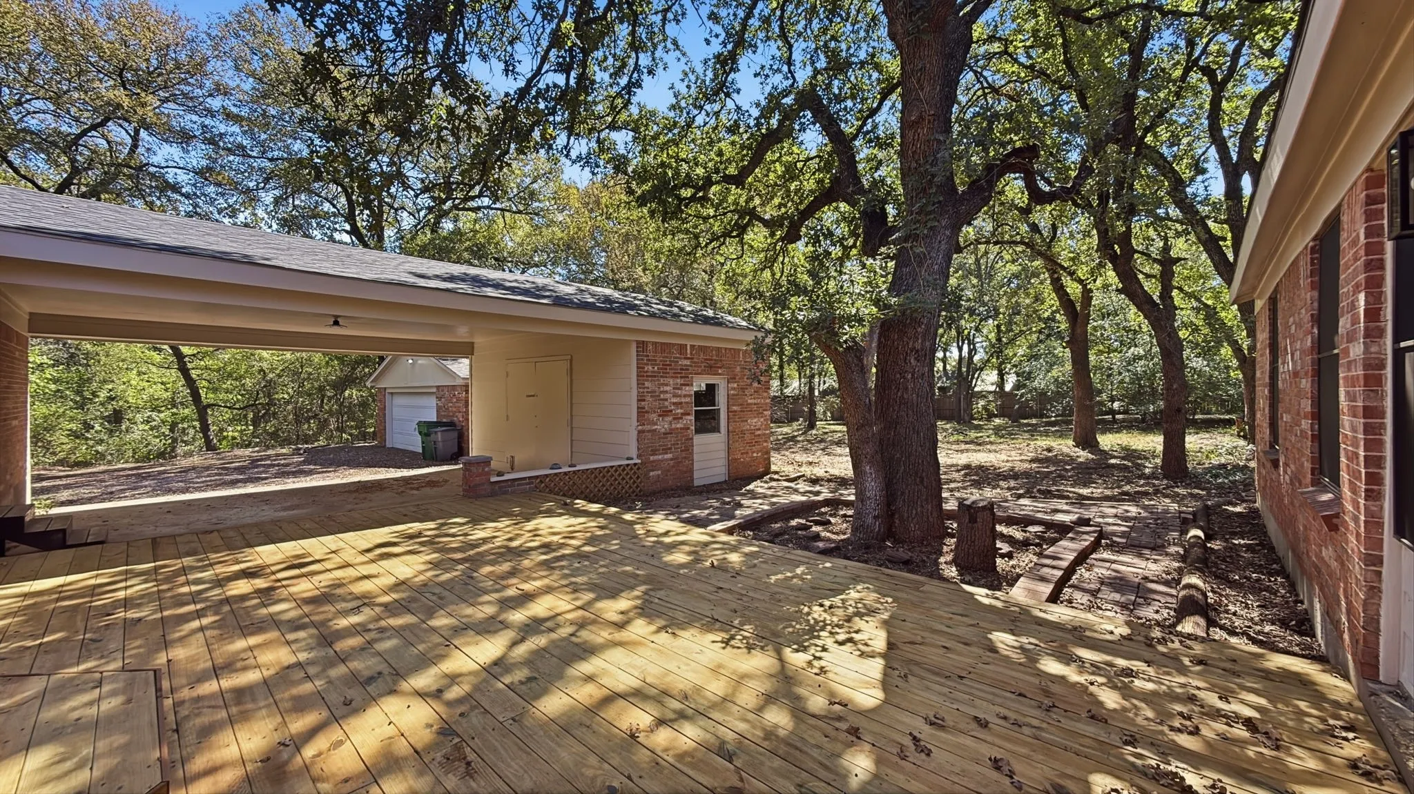 Single Family Residence For Sale in Johnson County , 1004 Lakeview Drive, Joshua, Texas 76058, 3 Bedroom, 3 Bathroom, 2 Garage spaces, 2,408 Sqft, built in 1980, mls#21408176, Real Estate Agent in Joshua, Homes For Sale in Johnson county, Homes For Sale in Joshua, Realtor in Joshua Texas, Real Estate Brokerage Independent Realty Texas, Luminita Cordes Realtor