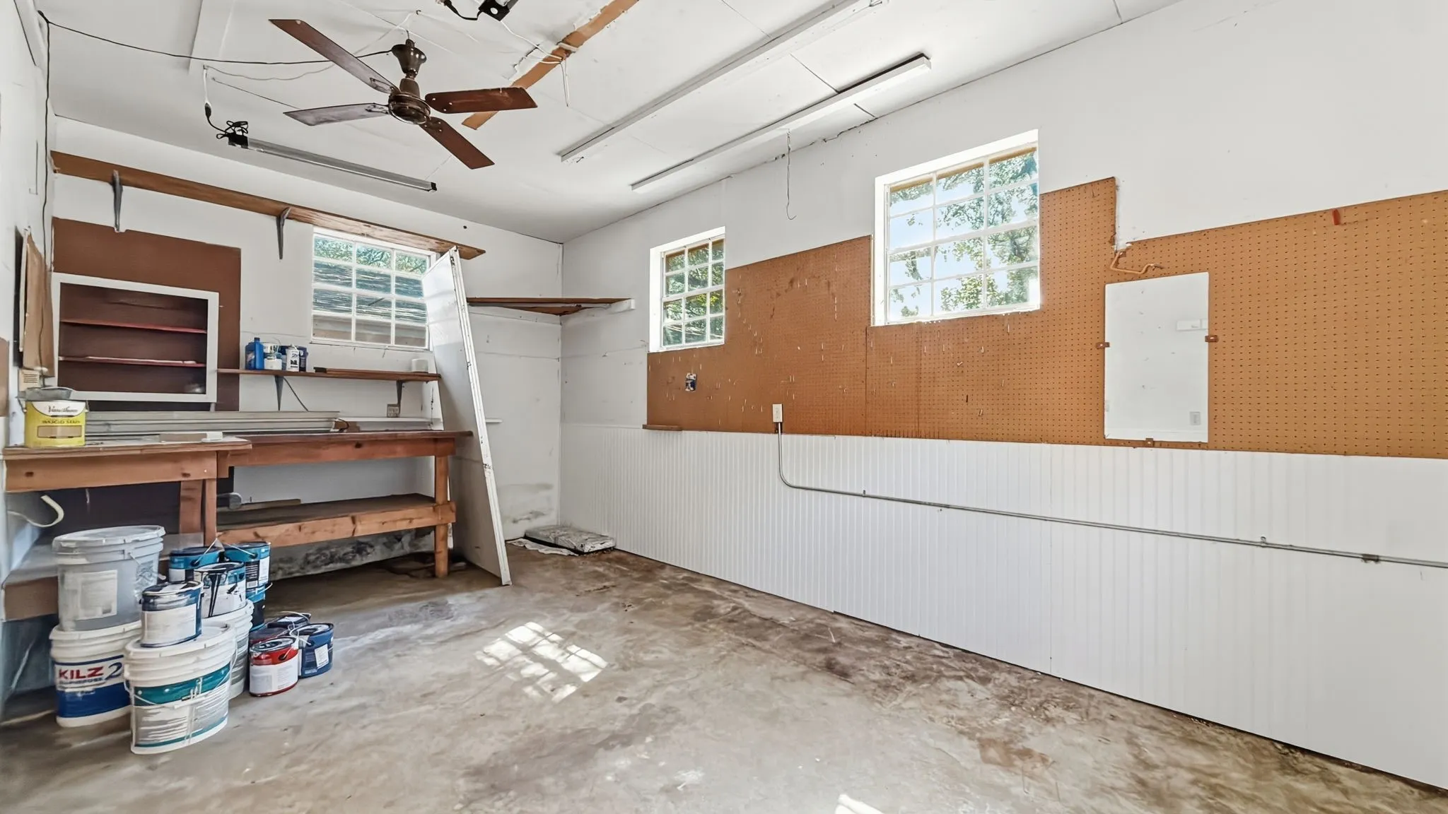 Single Family Residence For Sale in Johnson County , 1004 Lakeview Drive, Joshua, Texas 76058, 3 Bedroom, 3 Bathroom, 2 Garage spaces, 2,408 Sqft, built in 1980, mls#21408176, Real Estate Agent in Joshua, Homes For Sale in Johnson county, Homes For Sale in Joshua, Realtor in Joshua Texas, Real Estate Brokerage Independent Realty Texas, Luminita Cordes Realtor