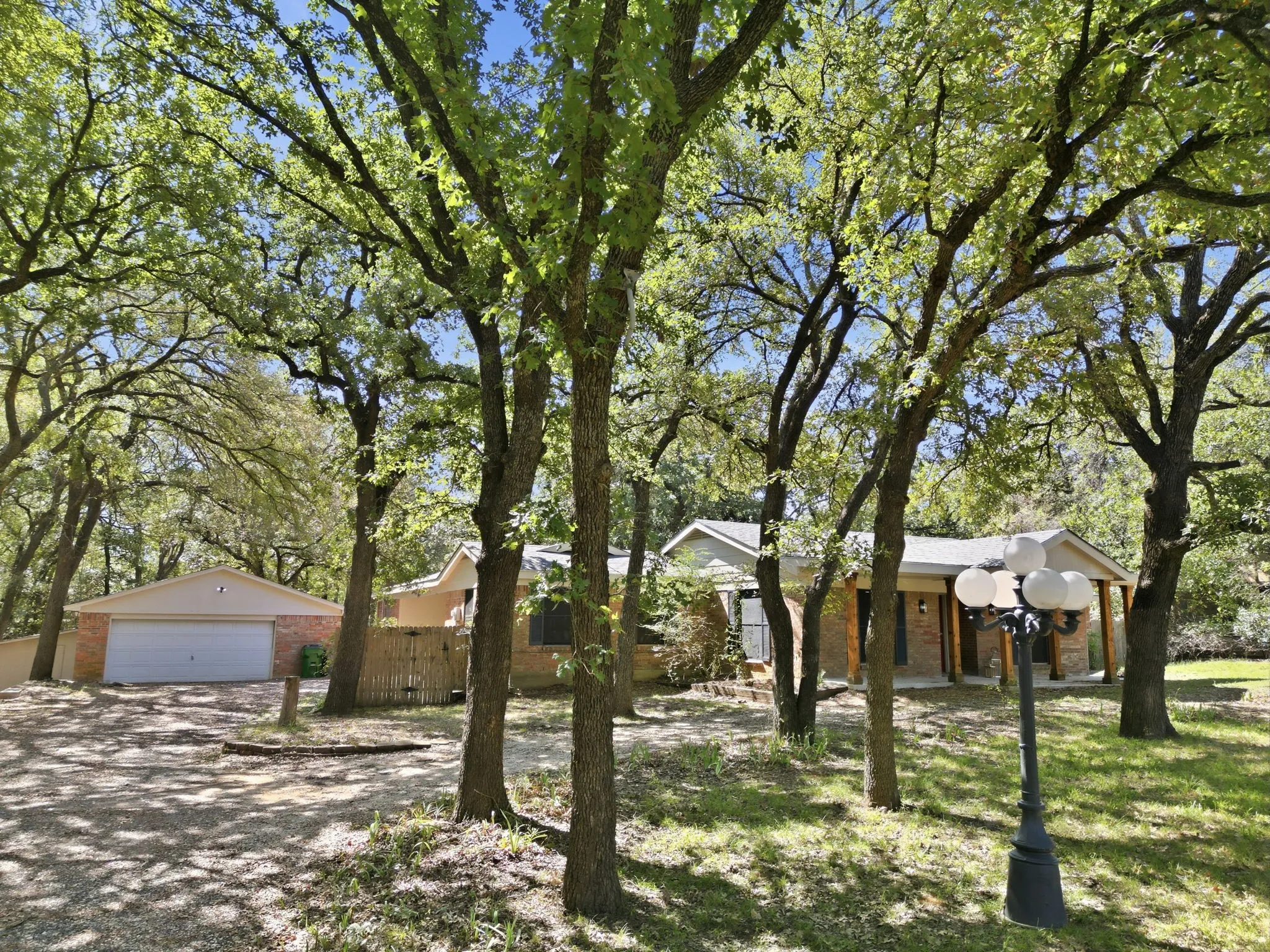 Single Family Residence For Sale in Johnson County , 1004 Lakeview Drive, Joshua, Texas 76058, 3 Bedroom, 3 Bathroom, 2 Garage spaces, 2,408 Sqft, built in 1980, mls#21408176, Real Estate Agent in Joshua, Homes For Sale in Johnson county, Homes For Sale in Joshua, Realtor in Joshua Texas, Real Estate Brokerage Independent Realty Texas, Luminita Cordes Realtor