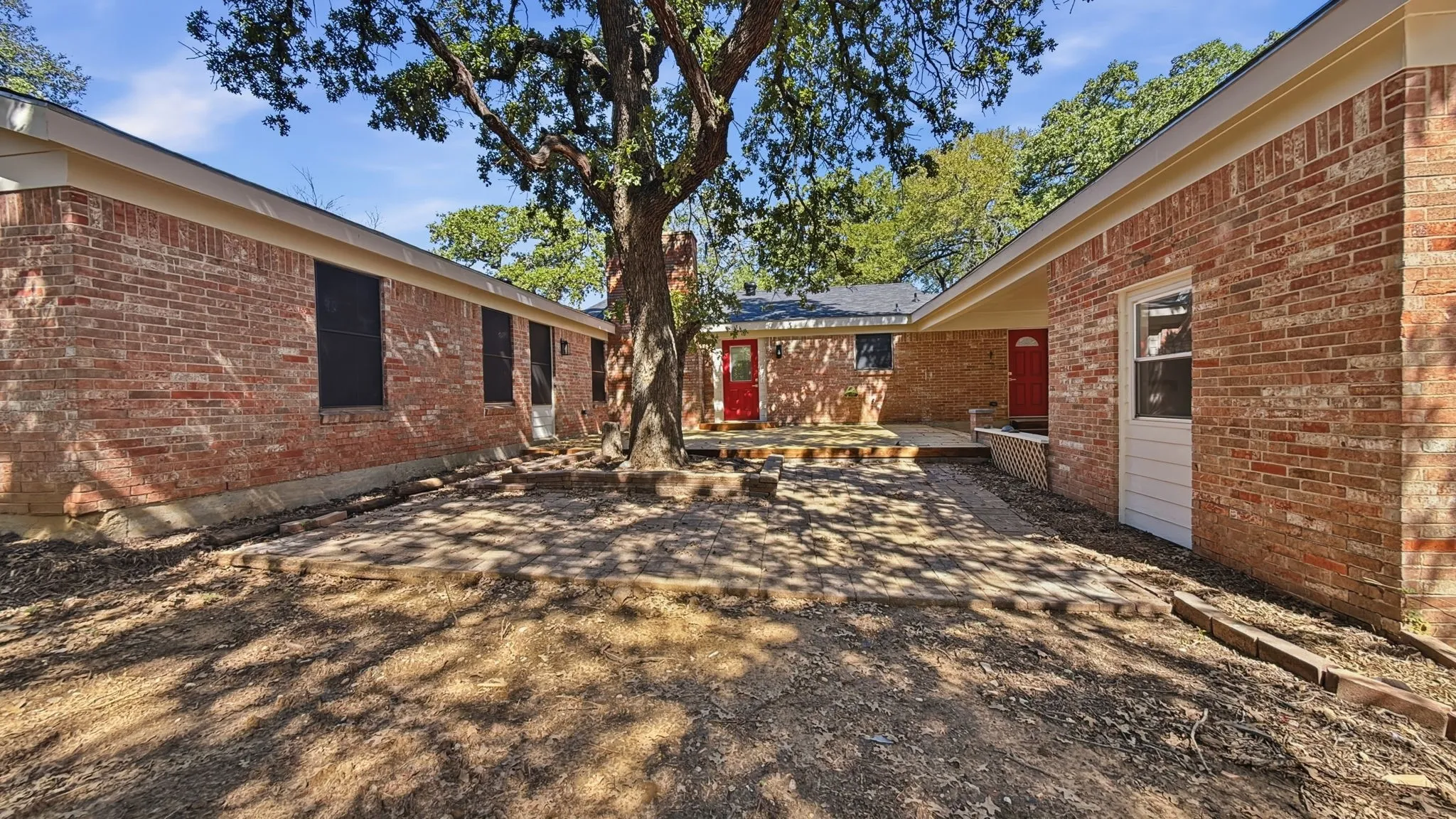 Single Family Residence For Sale in Johnson County , 1004 Lakeview Drive, Joshua, Texas 76058, 3 Bedroom, 3 Bathroom, 2 Garage spaces, 2,408 Sqft, built in 1980, mls#21408176, Real Estate Agent in Joshua, Homes For Sale in Johnson county, Homes For Sale in Joshua, Realtor in Joshua Texas, Real Estate Brokerage Independent Realty Texas, Luminita Cordes Realtor