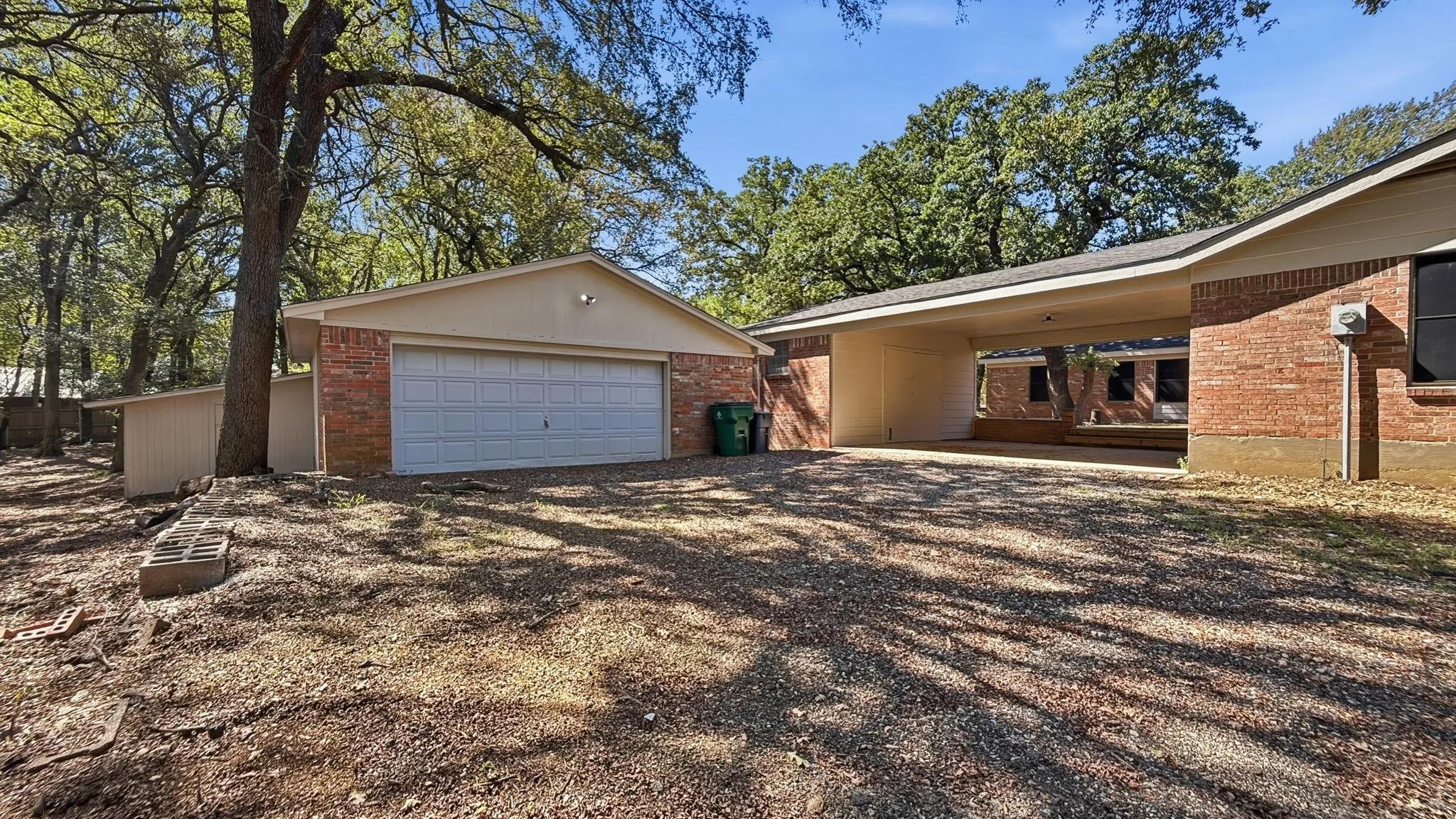 Single Family Residence For Sale in Johnson County , 1004 Lakeview Drive, Joshua, Texas 76058, 3 Bedroom, 3 Bathroom, 2 Garage spaces, 2,408 Sqft, built in 1980, mls#21408176, Real Estate Agent in Joshua, Homes For Sale in Johnson county, Homes For Sale in Joshua, Realtor in Joshua Texas, Real Estate Brokerage Independent Realty Texas, Luminita Cordes Realtor