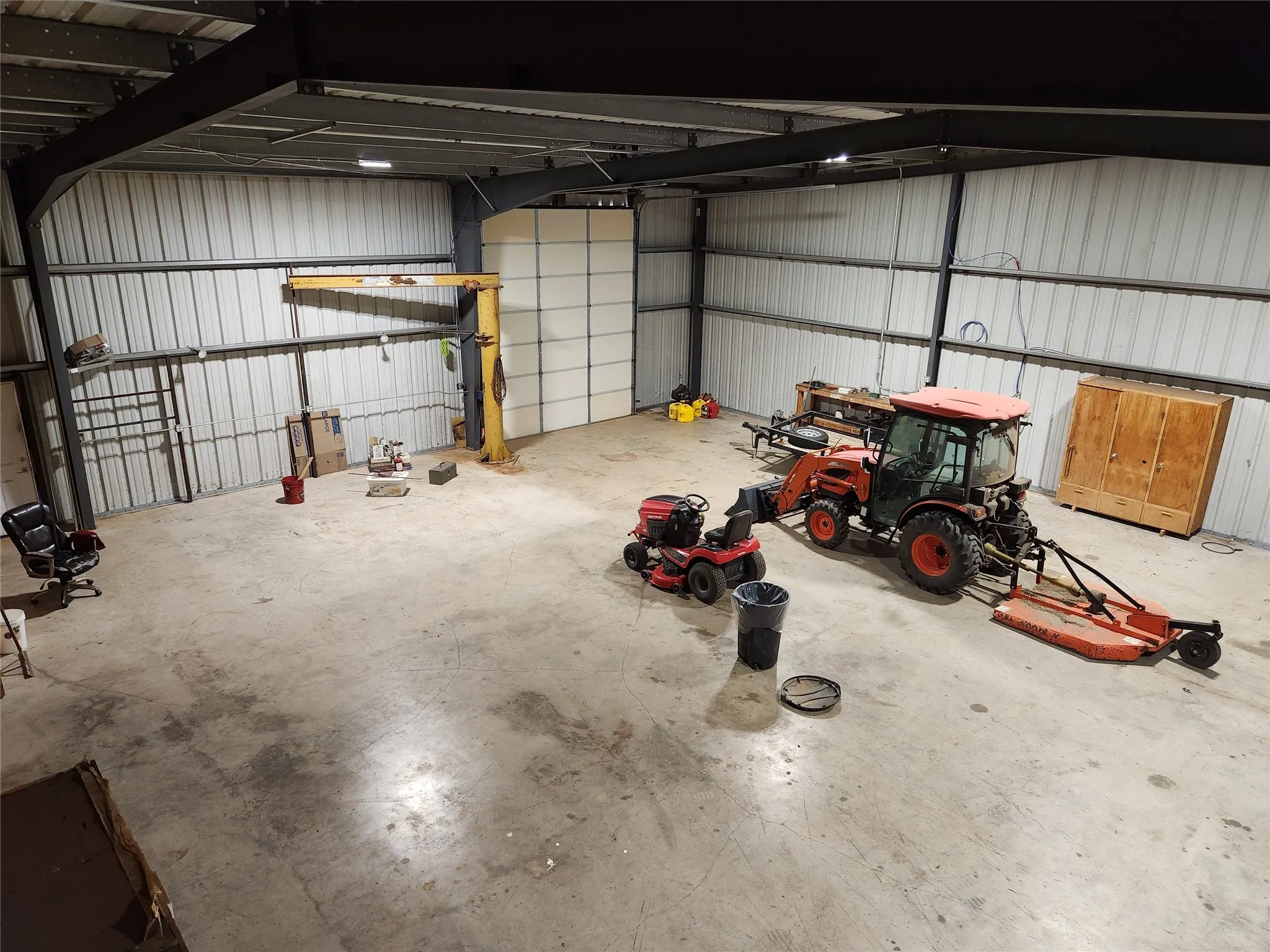 Large shop with heavy duty hoist arm.