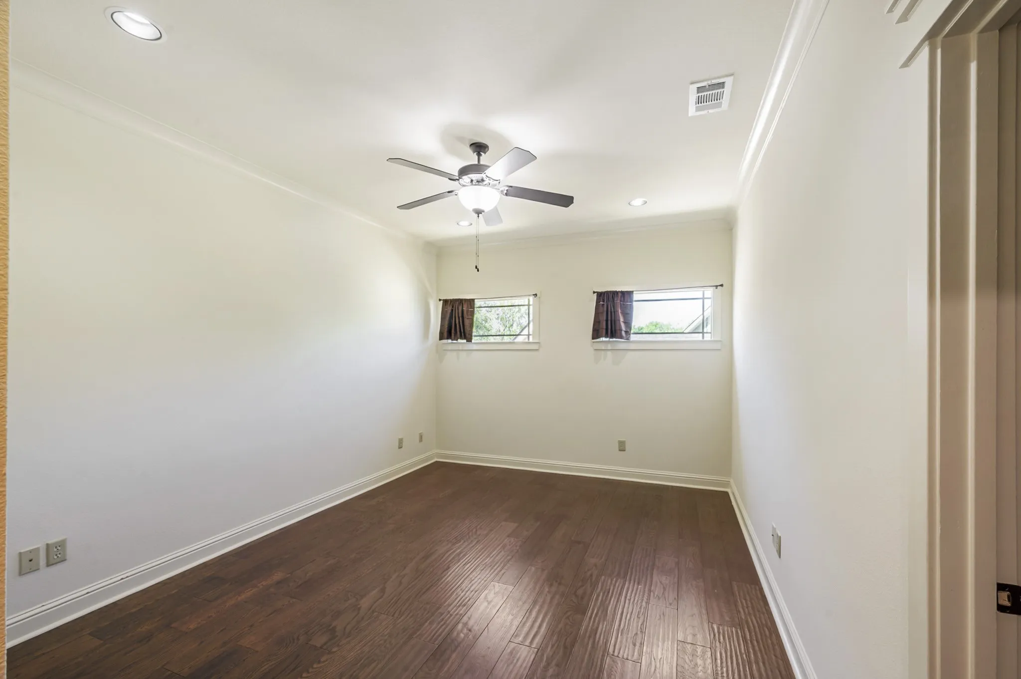 Single Family Residence For Sale in Rockwall County , 1034 Saint Thomas Court, Rockwall, Texas 75087, 4 Bedroom, 4 Bathroom, 2 Garage spaces, 3,380 Sqft, built in 2006, mls#21407968, Real Estate Agent in Rockwall, Homes For Sale in Rockwall county, Homes For Sale in Rockwall, Realtor in Rockwall Texas, Real Estate Brokerage Independent Realty Texas, Luminita Cordes Realtor