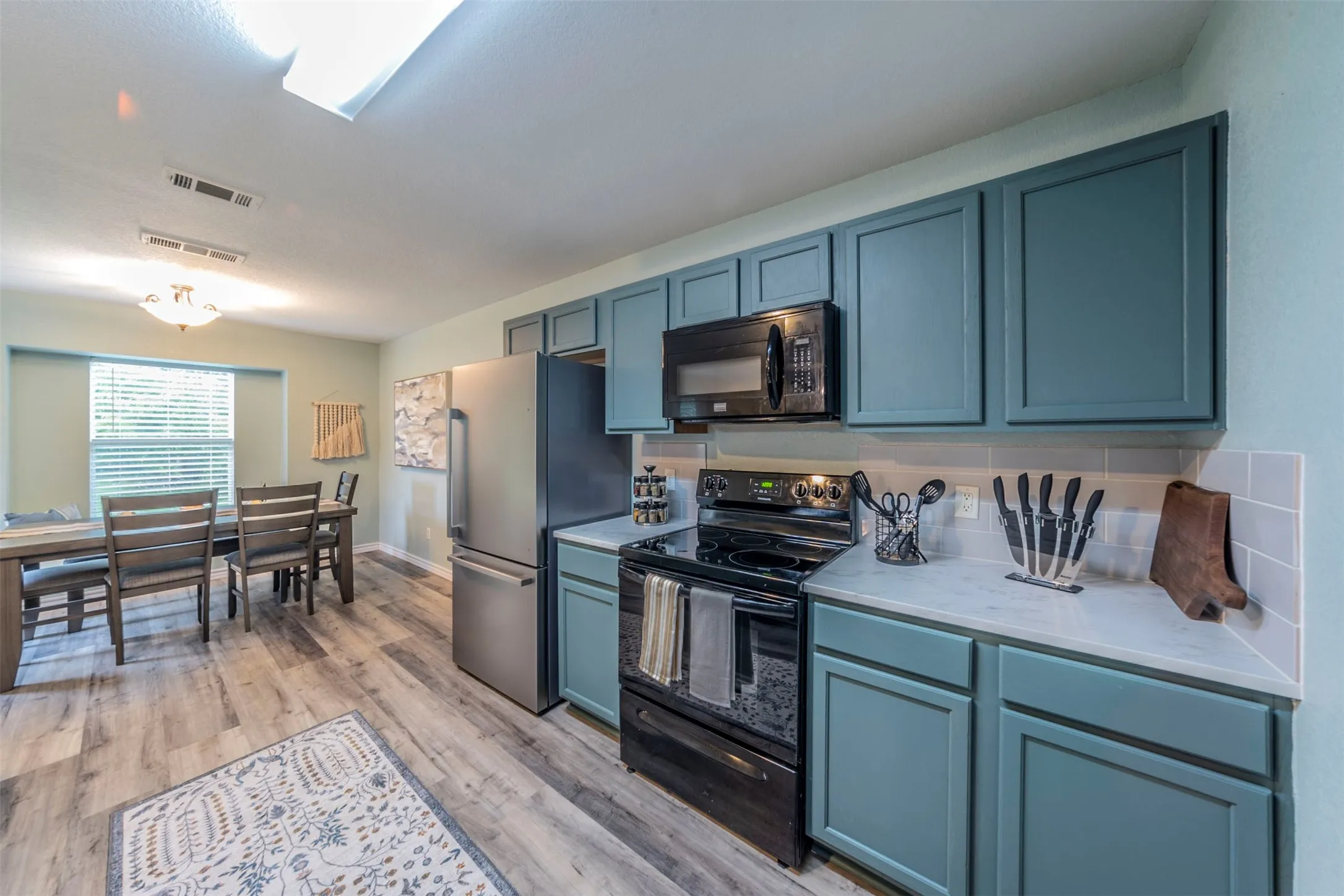 Single Family Residence For Sale in Johnson County , 421 Oxford Street, Burleson, Texas 76028, 4 Bedroom, 2 Bathroom, 2 Garage spaces, 1,671 Sqft, built in 2004, mls#21408537, Real Estate Agent in Burleson, Homes For Sale in Johnson county, Homes For Sale in Burleson, Realtor in Burleson Texas, Real Estate Brokerage Independent Realty Texas, Luminita Cordes Realtor