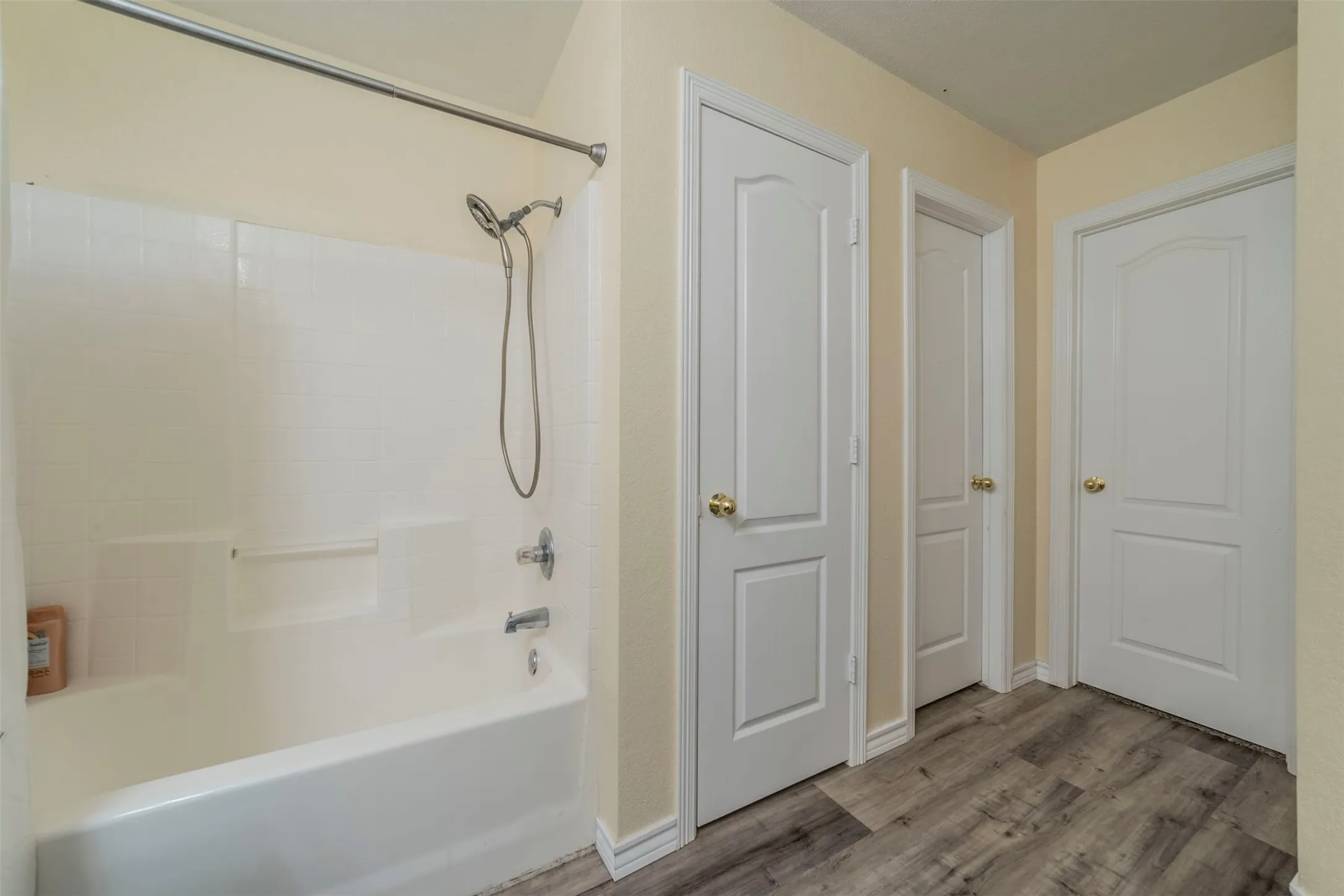 Single Family Residence For Sale in Johnson County , 421 Oxford Street, Burleson, Texas 76028, 4 Bedroom, 2 Bathroom, 2 Garage spaces, 1,671 Sqft, built in 2004, mls#21408537, Real Estate Agent in Burleson, Homes For Sale in Johnson county, Homes For Sale in Burleson, Realtor in Burleson Texas, Real Estate Brokerage Independent Realty Texas, Luminita Cordes Realtor