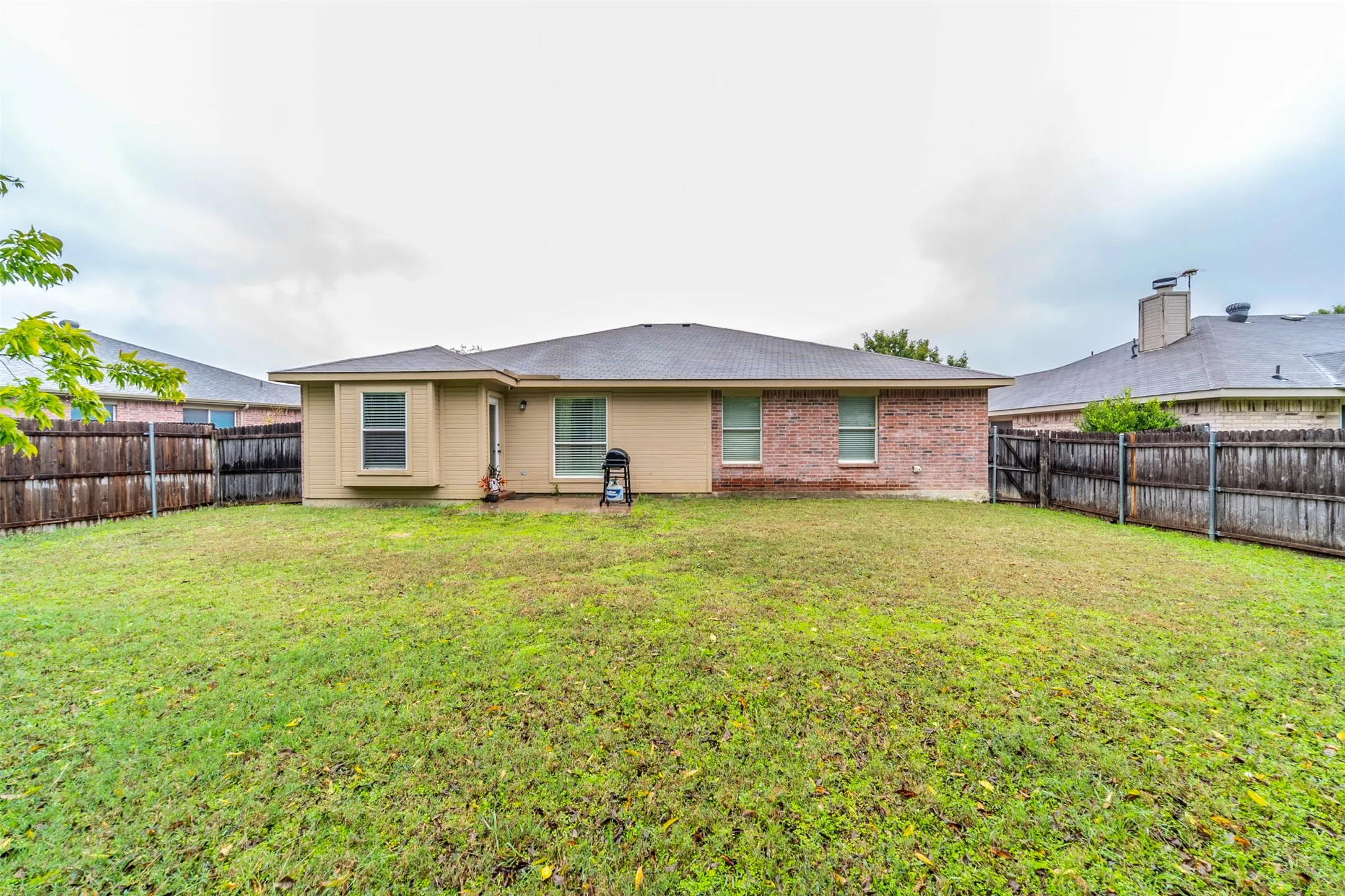 Single Family Residence For Sale in Johnson County , 421 Oxford Street, Burleson, Texas 76028, 4 Bedroom, 2 Bathroom, 2 Garage spaces, 1,671 Sqft, built in 2004, mls#21408537, Real Estate Agent in Burleson, Homes For Sale in Johnson county, Homes For Sale in Burleson, Realtor in Burleson Texas, Real Estate Brokerage Independent Realty Texas, Luminita Cordes Realtor