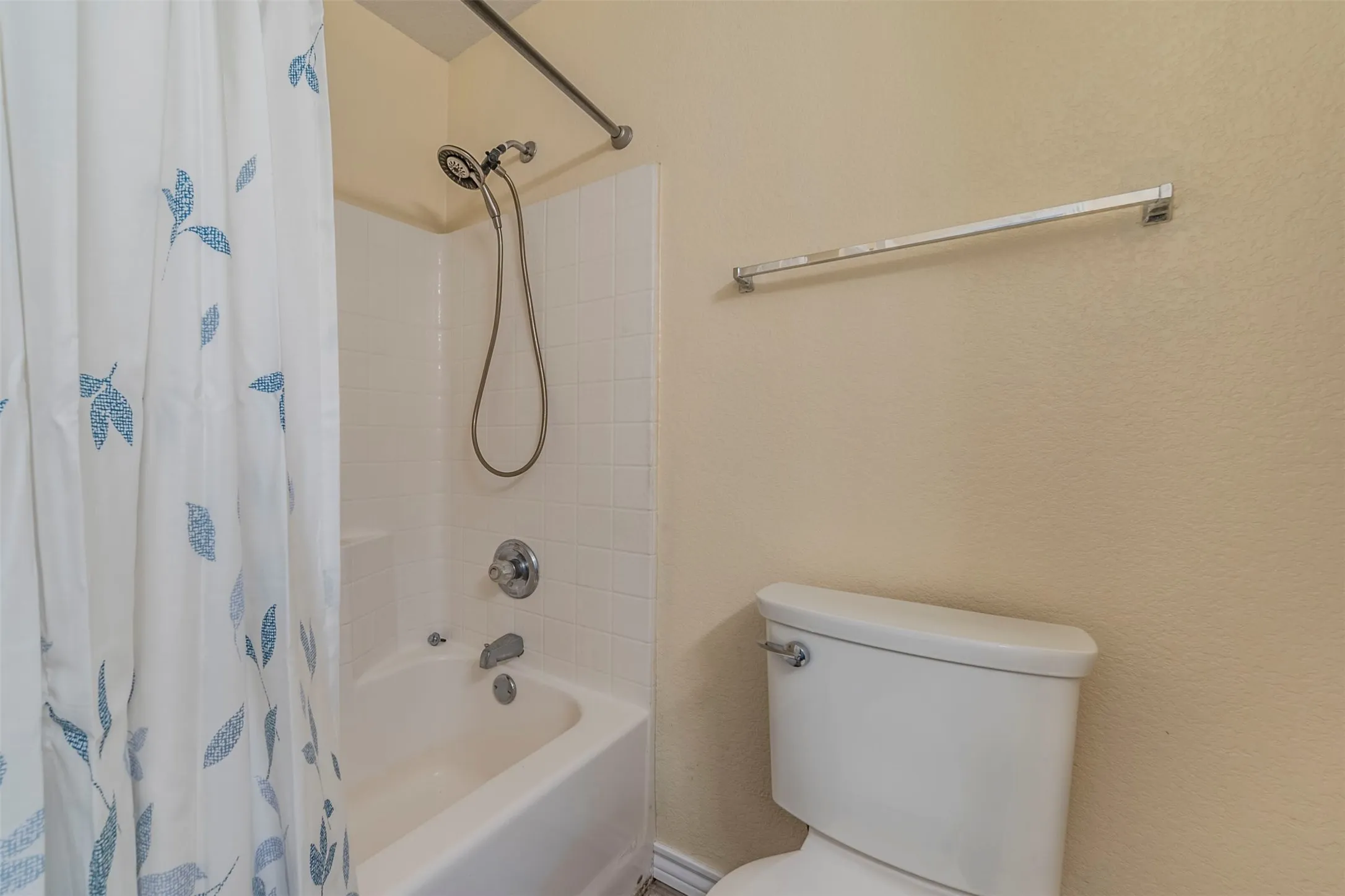 Single Family Residence For Sale in Johnson County , 421 Oxford Street, Burleson, Texas 76028, 4 Bedroom, 2 Bathroom, 2 Garage spaces, 1,671 Sqft, built in 2004, mls#21408537, Real Estate Agent in Burleson, Homes For Sale in Johnson county, Homes For Sale in Burleson, Realtor in Burleson Texas, Real Estate Brokerage Independent Realty Texas, Luminita Cordes Realtor