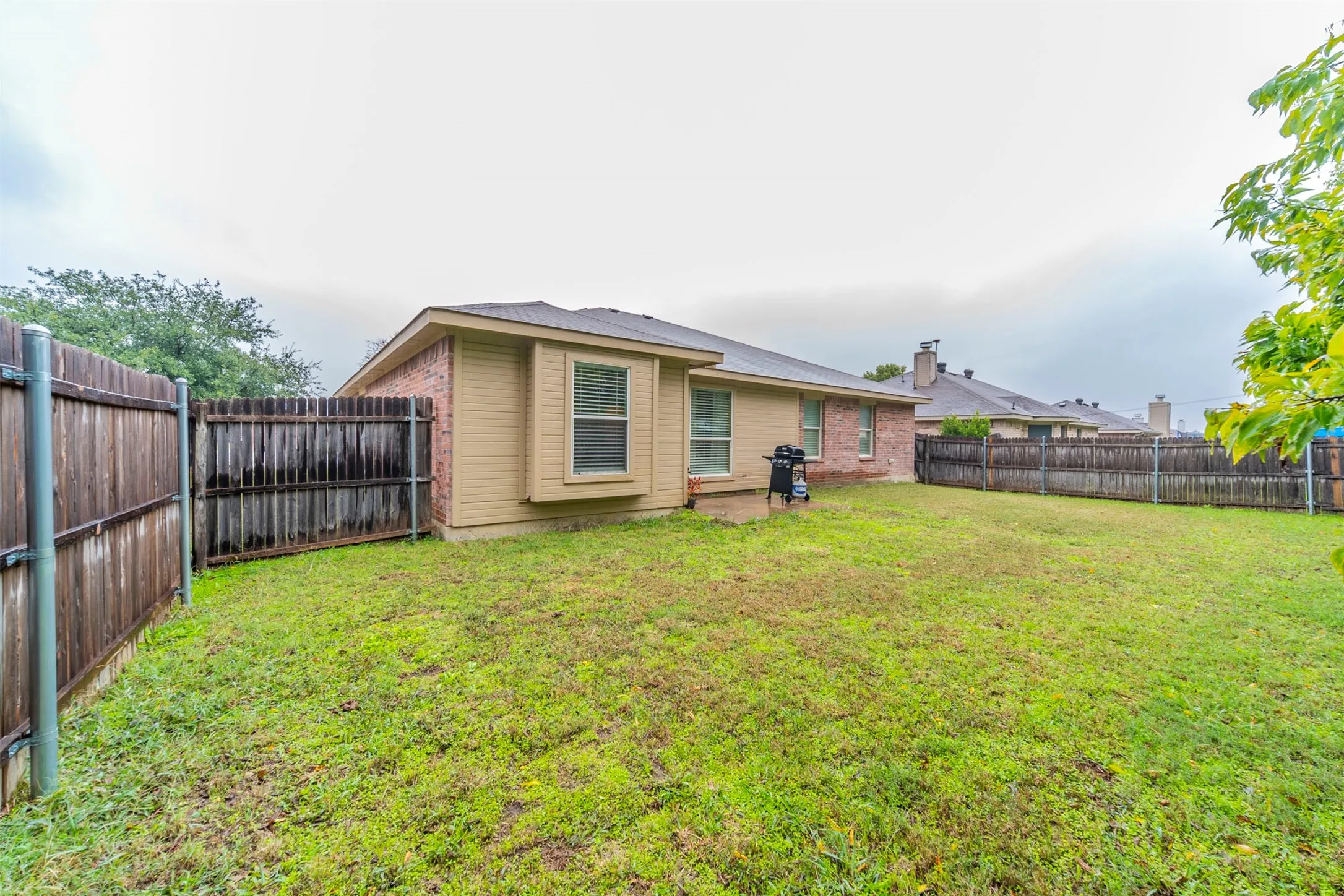 Single Family Residence For Sale in Johnson County , 421 Oxford Street, Burleson, Texas 76028, 4 Bedroom, 2 Bathroom, 2 Garage spaces, 1,671 Sqft, built in 2004, mls#21408537, Real Estate Agent in Burleson, Homes For Sale in Johnson county, Homes For Sale in Burleson, Realtor in Burleson Texas, Real Estate Brokerage Independent Realty Texas, Luminita Cordes Realtor