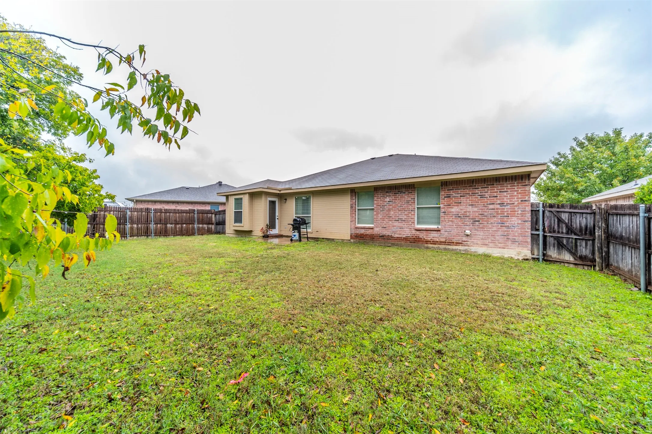 Single Family Residence For Sale in Johnson County , 421 Oxford Street, Burleson, Texas 76028, 4 Bedroom, 2 Bathroom, 2 Garage spaces, 1,671 Sqft, built in 2004, mls#21408537, Real Estate Agent in Burleson, Homes For Sale in Johnson county, Homes For Sale in Burleson, Realtor in Burleson Texas, Real Estate Brokerage Independent Realty Texas, Luminita Cordes Realtor