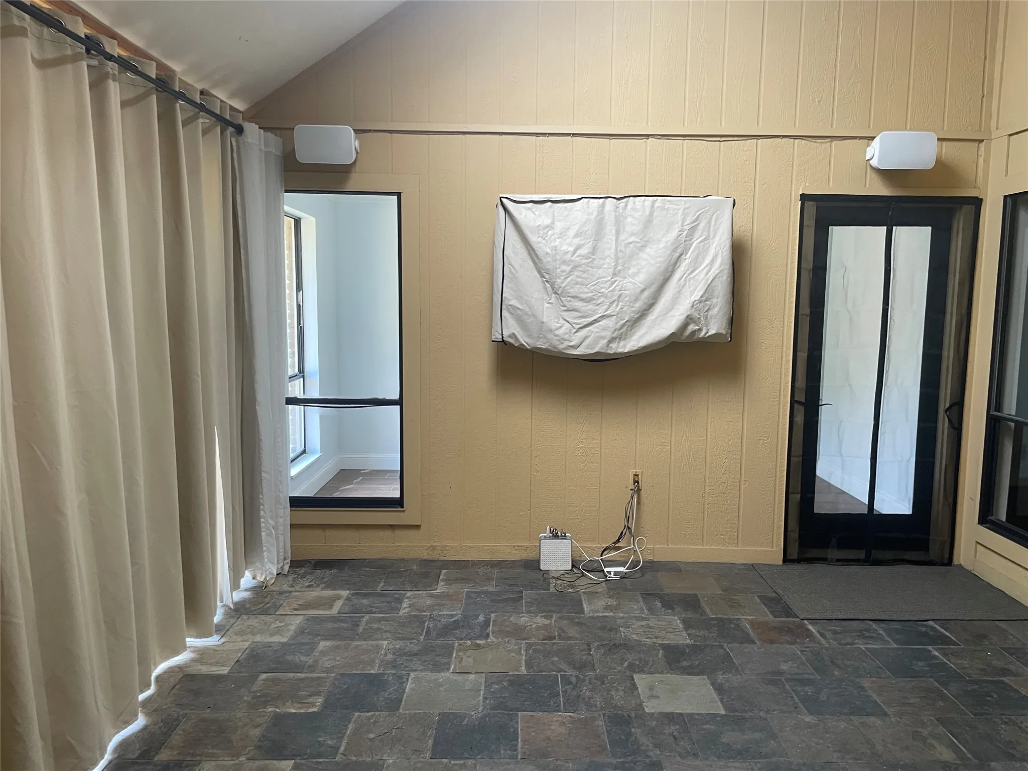 Single Family Residence For Rent in Dallas County , 12112 Cross Creek Drive, Dallas, Texas 75243, 3 Bedroom, 3 Bathroom, 2 Garage spaces, 2,597 Sqft, built in 1979, mls#21408527, Real Estate Agent in Dallas, Homes For Rent in Dallas county, Homes For Rent in Dallas, Realtor in Dallas Texas, Real Estate Brokerage Independent Realty Texas, Luminita Cordes Realtor