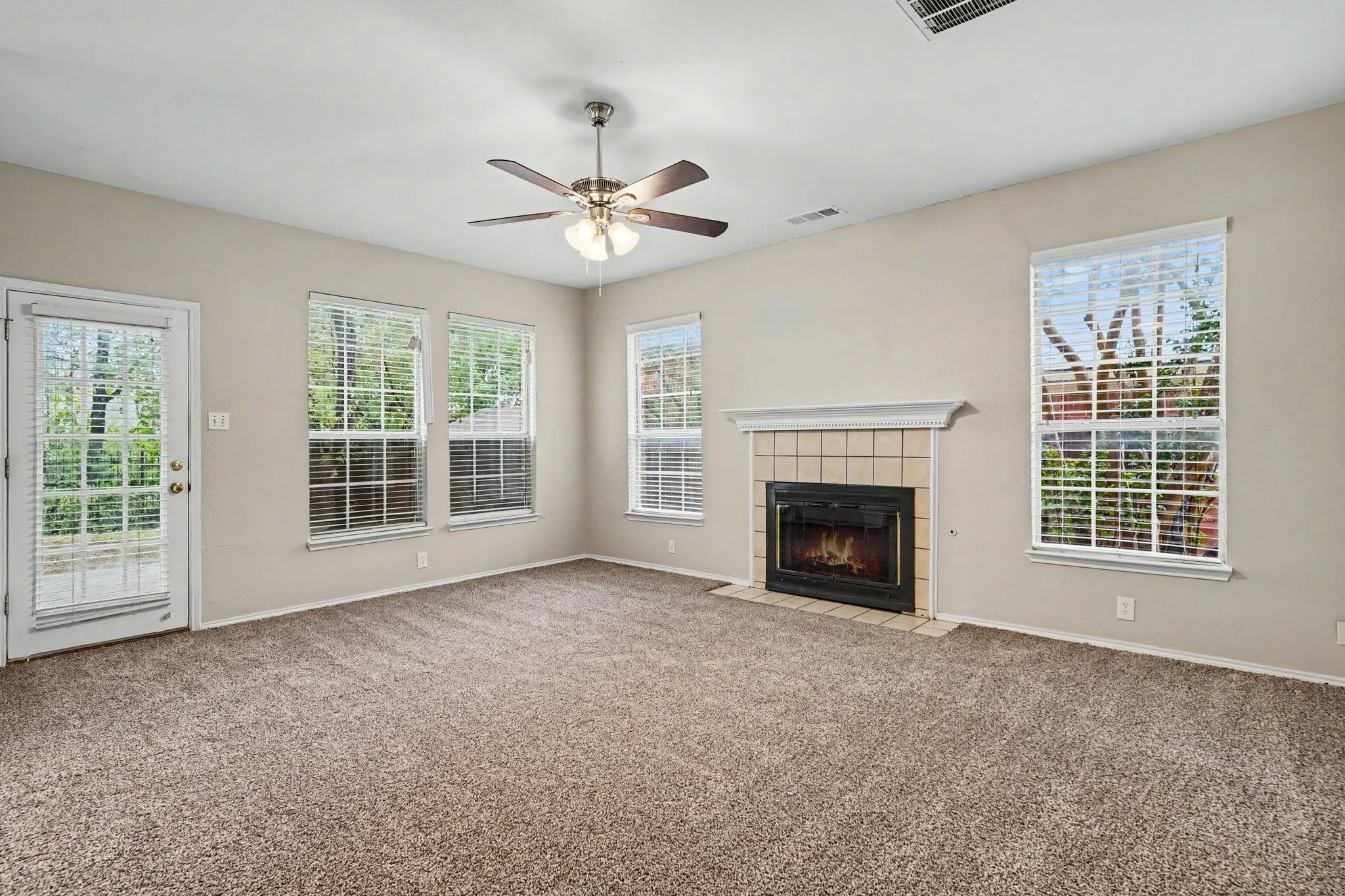 Open floorplan- Family room opens to the eat-in kitchen and breakfast nook.