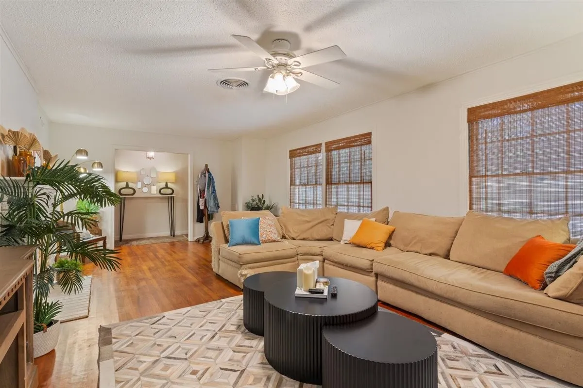 Single Family Residence For Sale in Mc Lennan County , 2501 N 32nd Street, Waco, Texas 76708, 3 Bedroom, 2 Bathroom, 2 Garage spaces, 1,898 Sqft, built in 1951, mls#21408281, Real Estate Agent in Waco, Homes For Sale in Mc Lennan county, Homes For Sale in Waco, Realtor in Waco Texas, Real Estate Brokerage Independent Realty Texas, Luminita Cordes Realtor