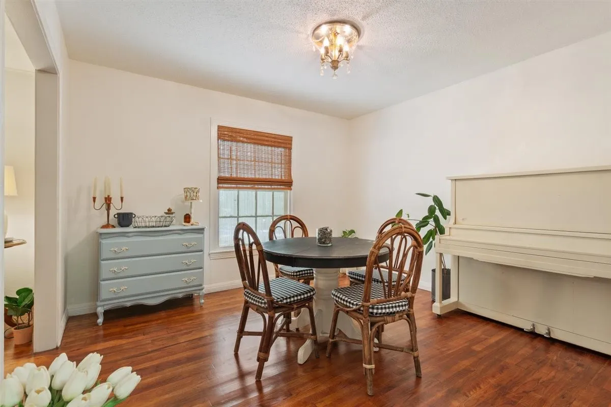 Single Family Residence For Sale in Mc Lennan County , 2501 N 32nd Street, Waco, Texas 76708, 3 Bedroom, 2 Bathroom, 2 Garage spaces, 1,898 Sqft, built in 1951, mls#21408281, Real Estate Agent in Waco, Homes For Sale in Mc Lennan county, Homes For Sale in Waco, Realtor in Waco Texas, Real Estate Brokerage Independent Realty Texas, Luminita Cordes Realtor