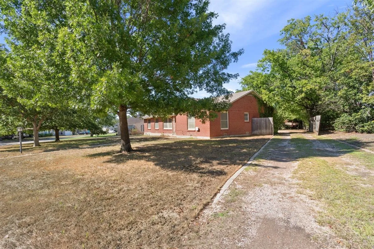 Single Family Residence For Sale in Mc Lennan County , 2501 N 32nd Street, Waco, Texas 76708, 3 Bedroom, 2 Bathroom, 2 Garage spaces, 1,898 Sqft, built in 1951, mls#21408281, Real Estate Agent in Waco, Homes For Sale in Mc Lennan county, Homes For Sale in Waco, Realtor in Waco Texas, Real Estate Brokerage Independent Realty Texas, Luminita Cordes Realtor