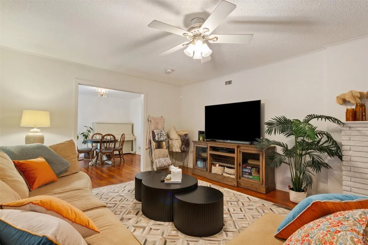 Single Family Residence For Sale in Mc Lennan County , 2501 N 32nd Street, Waco, Texas 76708, 3 Bedroom, 2 Bathroom, 2 Garage spaces, 1,898 Sqft, built in 1951, mls#21408281, Real Estate Agent in Waco, Homes For Sale in Mc Lennan county, Homes For Sale in Waco, Realtor in Waco Texas, Real Estate Brokerage Independent Realty Texas, Luminita Cordes Realtor