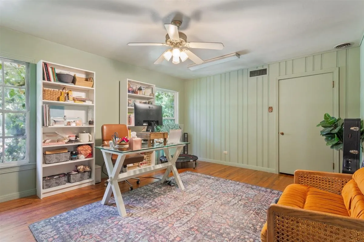 Single Family Residence For Sale in Mc Lennan County , 2501 N 32nd Street, Waco, Texas 76708, 3 Bedroom, 2 Bathroom, 2 Garage spaces, 1,898 Sqft, built in 1951, mls#21408281, Real Estate Agent in Waco, Homes For Sale in Mc Lennan county, Homes For Sale in Waco, Realtor in Waco Texas, Real Estate Brokerage Independent Realty Texas, Luminita Cordes Realtor