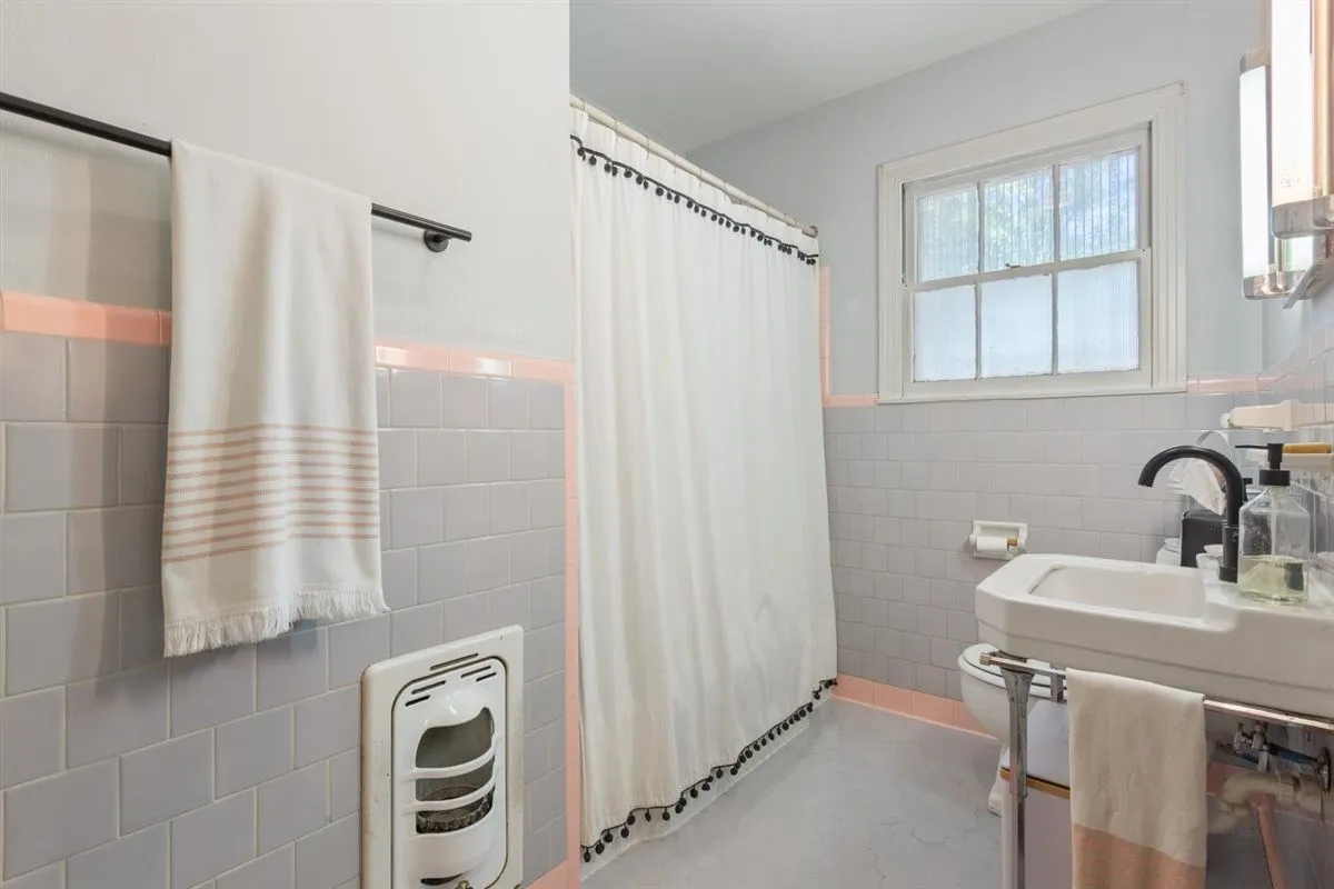 Single Family Residence For Sale in Mc Lennan County , 2501 N 32nd Street, Waco, Texas 76708, 3 Bedroom, 2 Bathroom, 2 Garage spaces, 1,898 Sqft, built in 1951, mls#21408281, Real Estate Agent in Waco, Homes For Sale in Mc Lennan county, Homes For Sale in Waco, Realtor in Waco Texas, Real Estate Brokerage Independent Realty Texas, Luminita Cordes Realtor