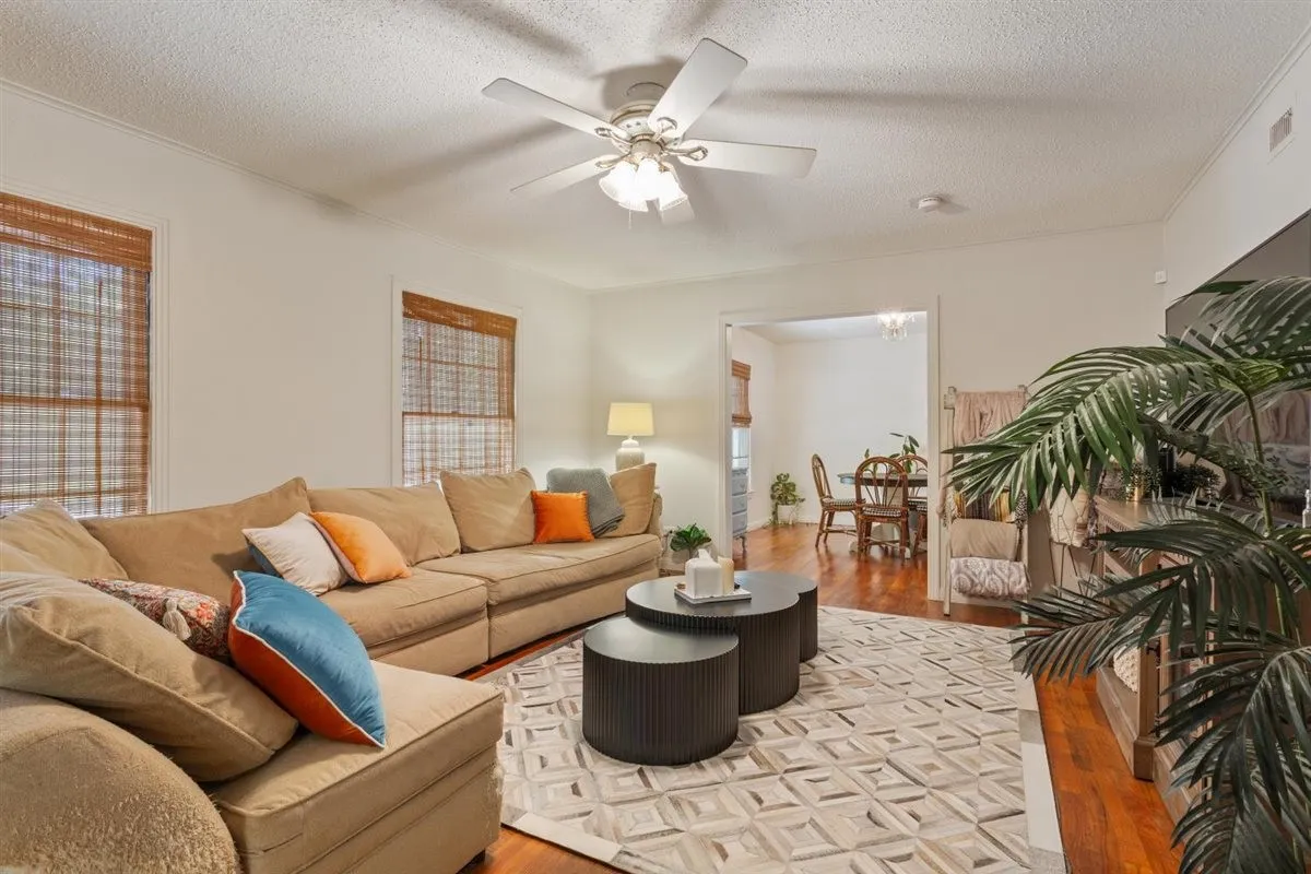 Single Family Residence For Sale in Mc Lennan County , 2501 N 32nd Street, Waco, Texas 76708, 3 Bedroom, 2 Bathroom, 2 Garage spaces, 1,898 Sqft, built in 1951, mls#21408281, Real Estate Agent in Waco, Homes For Sale in Mc Lennan county, Homes For Sale in Waco, Realtor in Waco Texas, Real Estate Brokerage Independent Realty Texas, Luminita Cordes Realtor