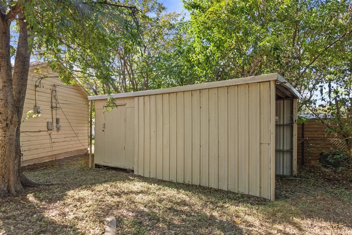 Single Family Residence For Sale in Mc Lennan County , 2501 N 32nd Street, Waco, Texas 76708, 3 Bedroom, 2 Bathroom, 2 Garage spaces, 1,898 Sqft, built in 1951, mls#21408281, Real Estate Agent in Waco, Homes For Sale in Mc Lennan county, Homes For Sale in Waco, Realtor in Waco Texas, Real Estate Brokerage Independent Realty Texas, Luminita Cordes Realtor