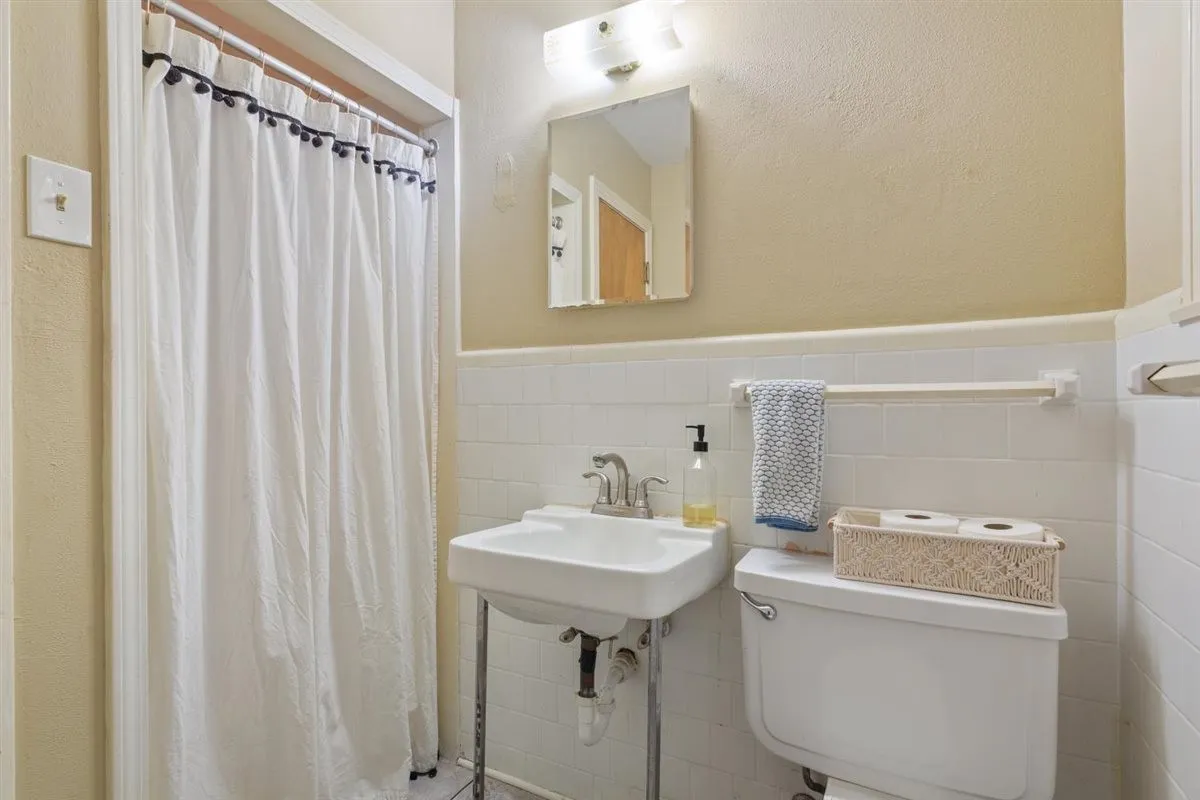 Single Family Residence For Sale in Mc Lennan County , 2501 N 32nd Street, Waco, Texas 76708, 3 Bedroom, 2 Bathroom, 2 Garage spaces, 1,898 Sqft, built in 1951, mls#21408281, Real Estate Agent in Waco, Homes For Sale in Mc Lennan county, Homes For Sale in Waco, Realtor in Waco Texas, Real Estate Brokerage Independent Realty Texas, Luminita Cordes Realtor
