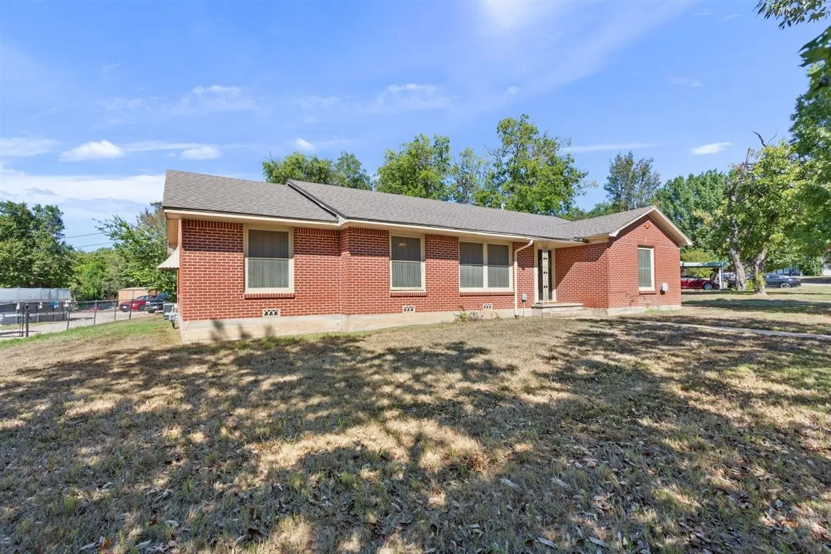Single Family Residence For Sale in Mc Lennan County , 2501 N 32nd Street, Waco, Texas 76708, 3 Bedroom, 2 Bathroom, 2 Garage spaces, 1,898 Sqft, built in 1951, mls#21408281, Real Estate Agent in Waco, Homes For Sale in Mc Lennan county, Homes For Sale in Waco, Realtor in Waco Texas, Real Estate Brokerage Independent Realty Texas, Luminita Cordes Realtor