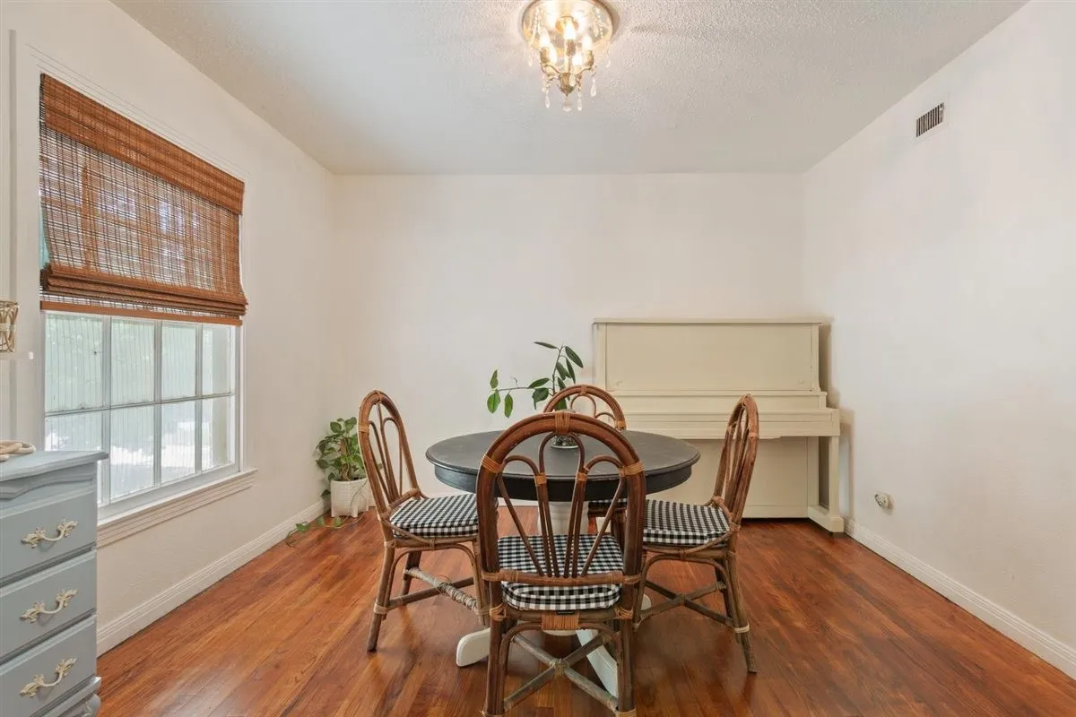 Single Family Residence For Sale in Mc Lennan County , 2501 N 32nd Street, Waco, Texas 76708, 3 Bedroom, 2 Bathroom, 2 Garage spaces, 1,898 Sqft, built in 1951, mls#21408281, Real Estate Agent in Waco, Homes For Sale in Mc Lennan county, Homes For Sale in Waco, Realtor in Waco Texas, Real Estate Brokerage Independent Realty Texas, Luminita Cordes Realtor