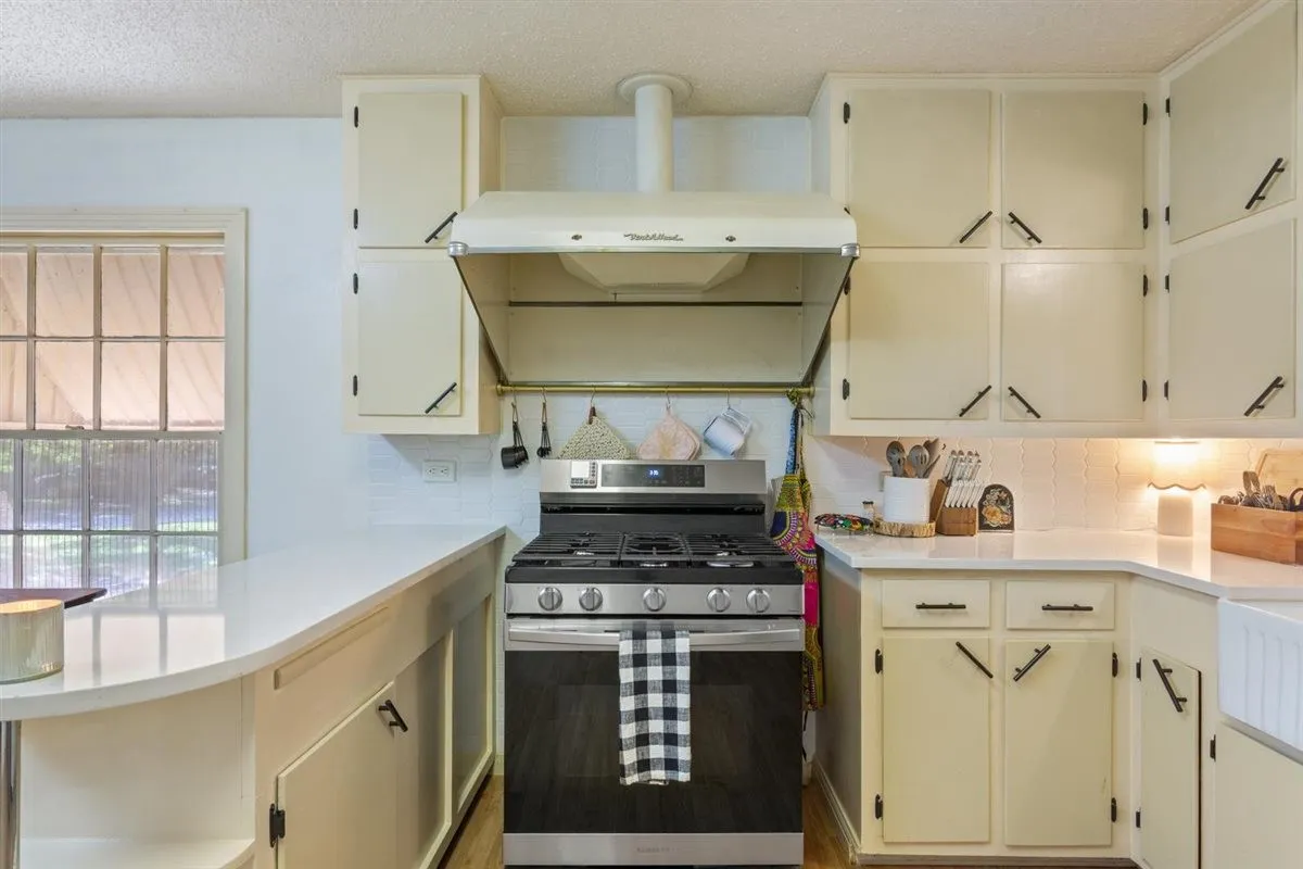 Single Family Residence For Sale in Mc Lennan County , 2501 N 32nd Street, Waco, Texas 76708, 3 Bedroom, 2 Bathroom, 2 Garage spaces, 1,898 Sqft, built in 1951, mls#21408281, Real Estate Agent in Waco, Homes For Sale in Mc Lennan county, Homes For Sale in Waco, Realtor in Waco Texas, Real Estate Brokerage Independent Realty Texas, Luminita Cordes Realtor