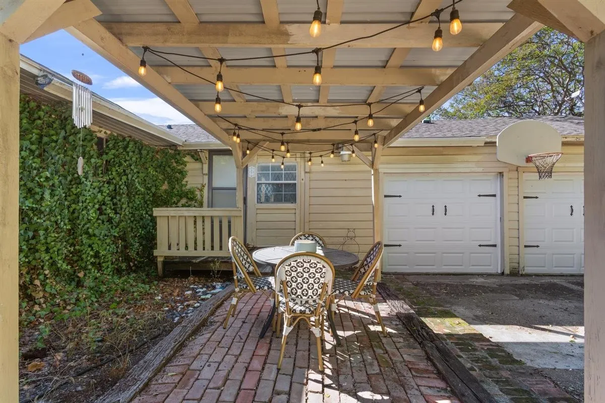 Single Family Residence For Sale in Mc Lennan County , 2501 N 32nd Street, Waco, Texas 76708, 3 Bedroom, 2 Bathroom, 2 Garage spaces, 1,898 Sqft, built in 1951, mls#21408281, Real Estate Agent in Waco, Homes For Sale in Mc Lennan county, Homes For Sale in Waco, Realtor in Waco Texas, Real Estate Brokerage Independent Realty Texas, Luminita Cordes Realtor