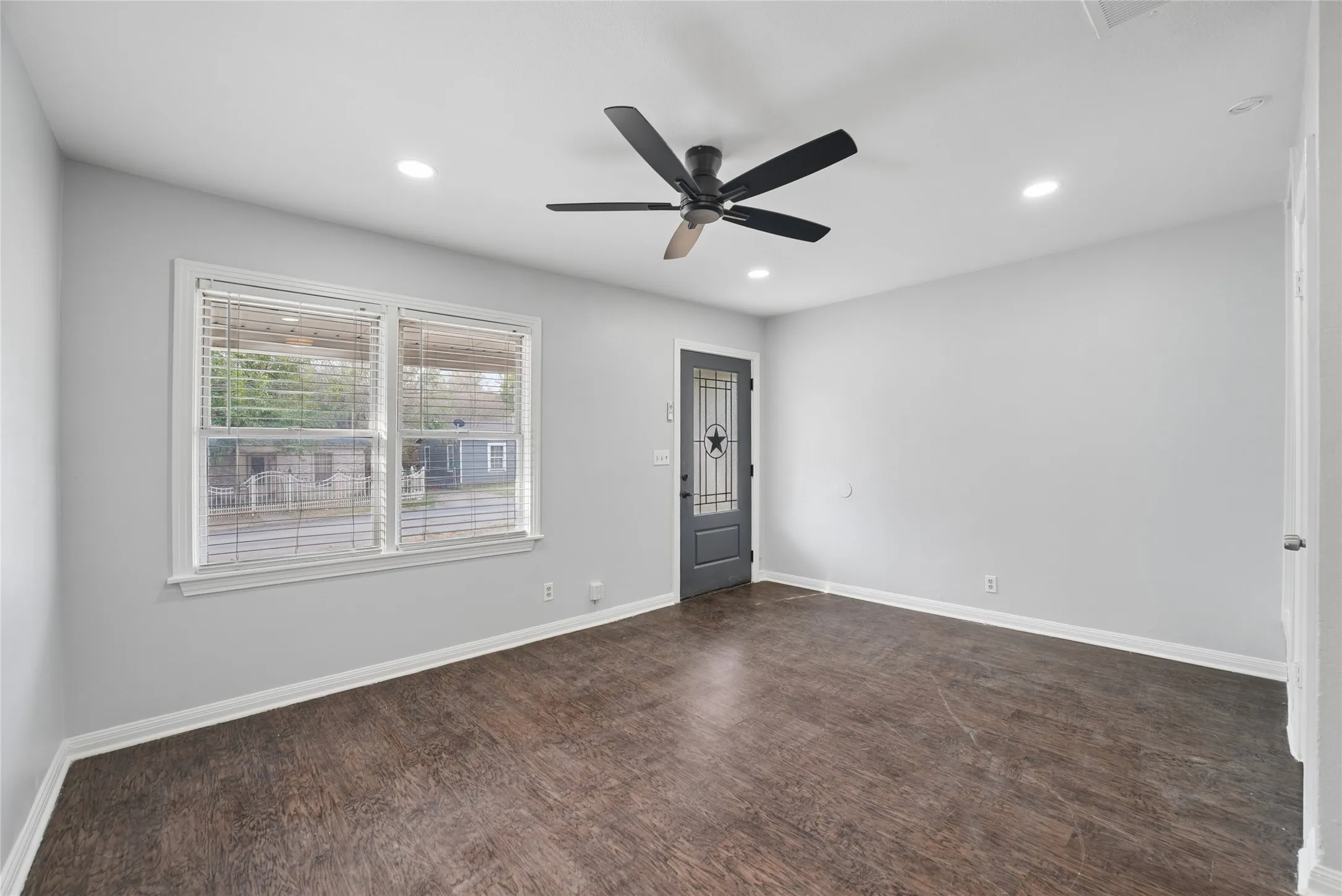 Single Family Residence For Rent in Tarrant County , 2333 Bird Street, Fort Worth, Texas 76111, 2 Bedroom, 1 Bathroom, Garage spaces, 867 Sqft, built in 1950, mls#21408205, Real Estate Agent in Fort Worth, Homes For Rent in Tarrant county, Homes For Rent in Fort Worth, Realtor in Fort Worth Texas, Real Estate Brokerage Independent Realty Texas, Luminita Cordes Realtor
