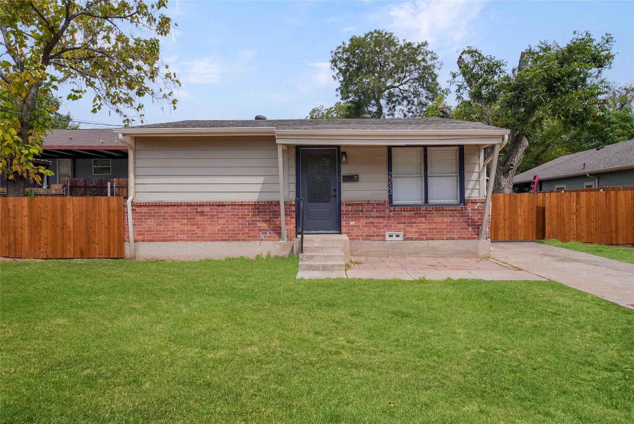 Single Family Residence For Rent in Tarrant County , 2333 Bird Street, Fort Worth, Texas 76111, 2 Bedroom, 1 Bathroom, Garage spaces, 867 Sqft, built in 1950, mls#21408205, Real Estate Agent in Fort Worth, Homes For Rent in Tarrant county, Homes For Rent in Fort Worth, Realtor in Fort Worth Texas, Real Estate Brokerage Independent Realty Texas, Luminita Cordes Realtor