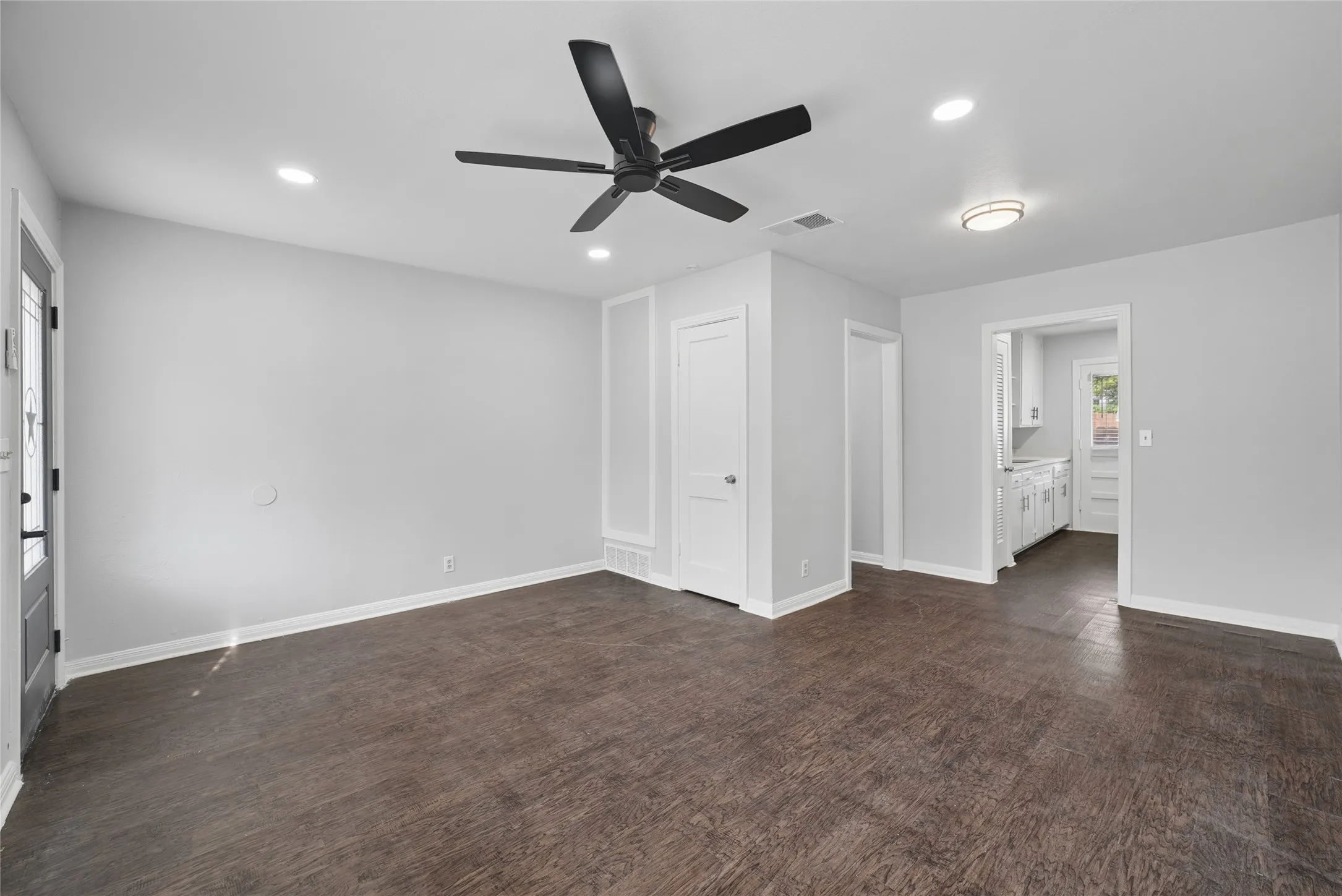 Single Family Residence For Rent in Tarrant County , 2333 Bird Street, Fort Worth, Texas 76111, 2 Bedroom, 1 Bathroom, Garage spaces, 867 Sqft, built in 1950, mls#21408205, Real Estate Agent in Fort Worth, Homes For Rent in Tarrant county, Homes For Rent in Fort Worth, Realtor in Fort Worth Texas, Real Estate Brokerage Independent Realty Texas, Luminita Cordes Realtor