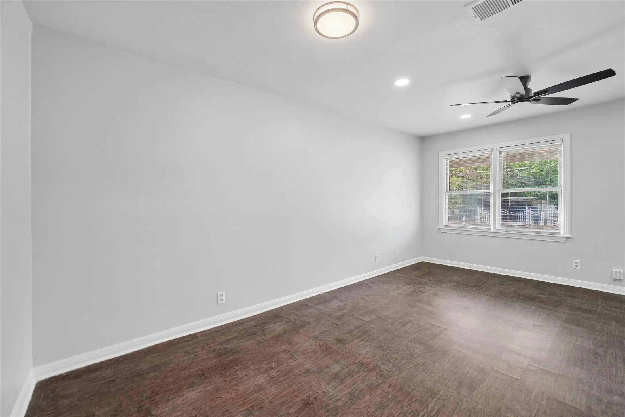 Single Family Residence For Rent in Tarrant County , 2333 Bird Street, Fort Worth, Texas 76111, 2 Bedroom, 1 Bathroom, Garage spaces, 867 Sqft, built in 1950, mls#21408205, Real Estate Agent in Fort Worth, Homes For Rent in Tarrant county, Homes For Rent in Fort Worth, Realtor in Fort Worth Texas, Real Estate Brokerage Independent Realty Texas, Luminita Cordes Realtor