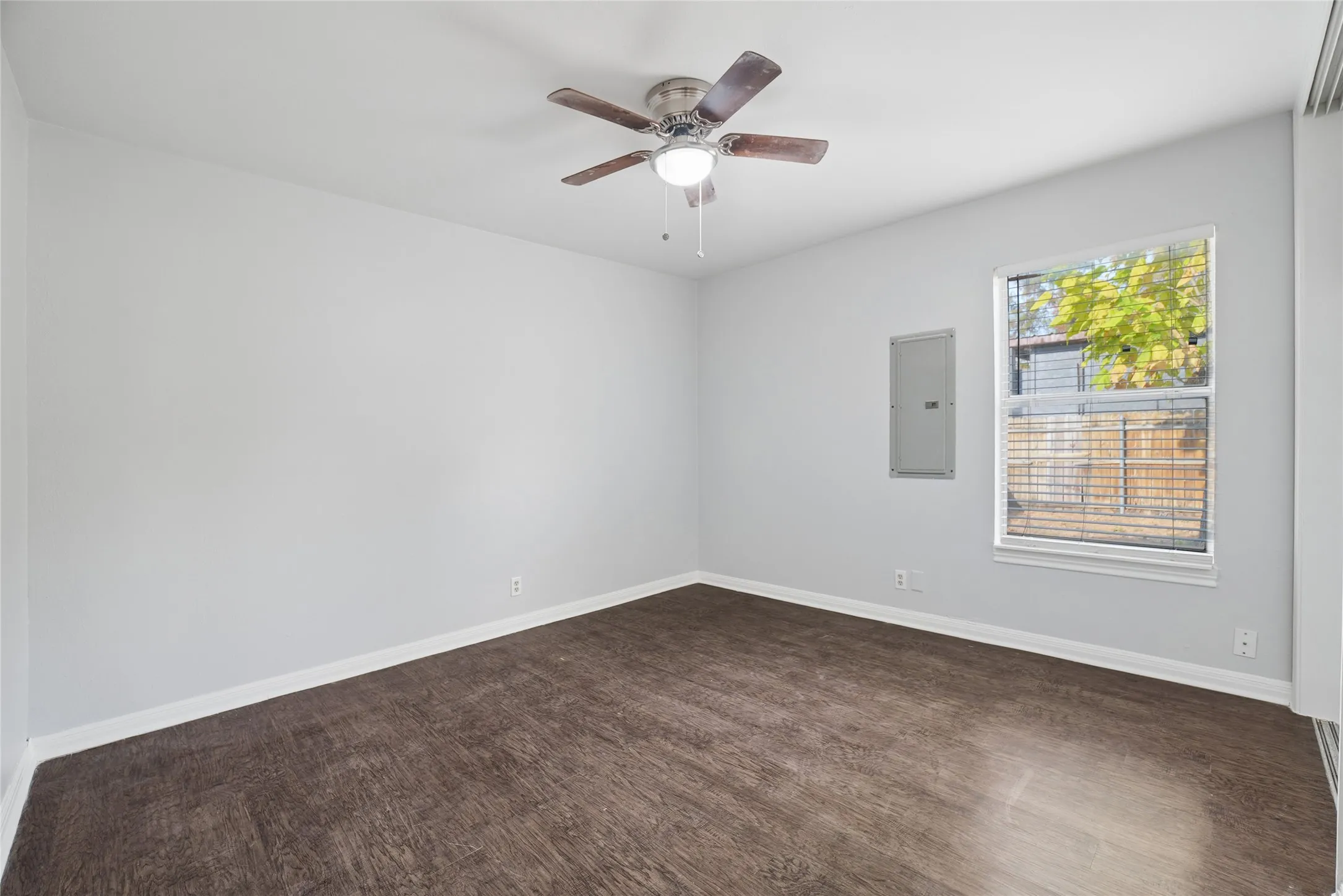 Single Family Residence For Rent in Tarrant County , 2333 Bird Street, Fort Worth, Texas 76111, 2 Bedroom, 1 Bathroom, Garage spaces, 867 Sqft, built in 1950, mls#21408205, Real Estate Agent in Fort Worth, Homes For Rent in Tarrant county, Homes For Rent in Fort Worth, Realtor in Fort Worth Texas, Real Estate Brokerage Independent Realty Texas, Luminita Cordes Realtor