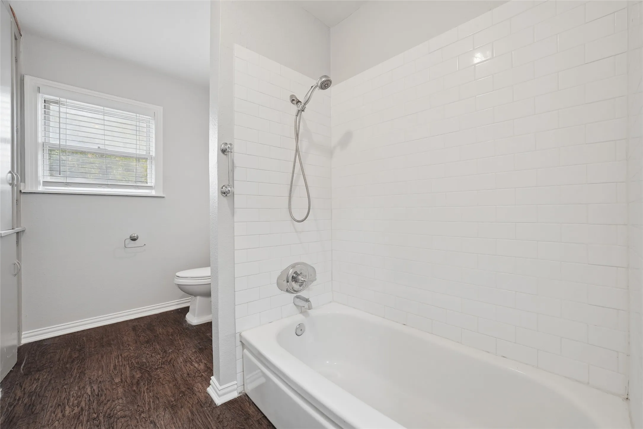 Single Family Residence For Rent in Tarrant County , 2333 Bird Street, Fort Worth, Texas 76111, 2 Bedroom, 1 Bathroom, Garage spaces, 867 Sqft, built in 1950, mls#21408205, Real Estate Agent in Fort Worth, Homes For Rent in Tarrant county, Homes For Rent in Fort Worth, Realtor in Fort Worth Texas, Real Estate Brokerage Independent Realty Texas, Luminita Cordes Realtor