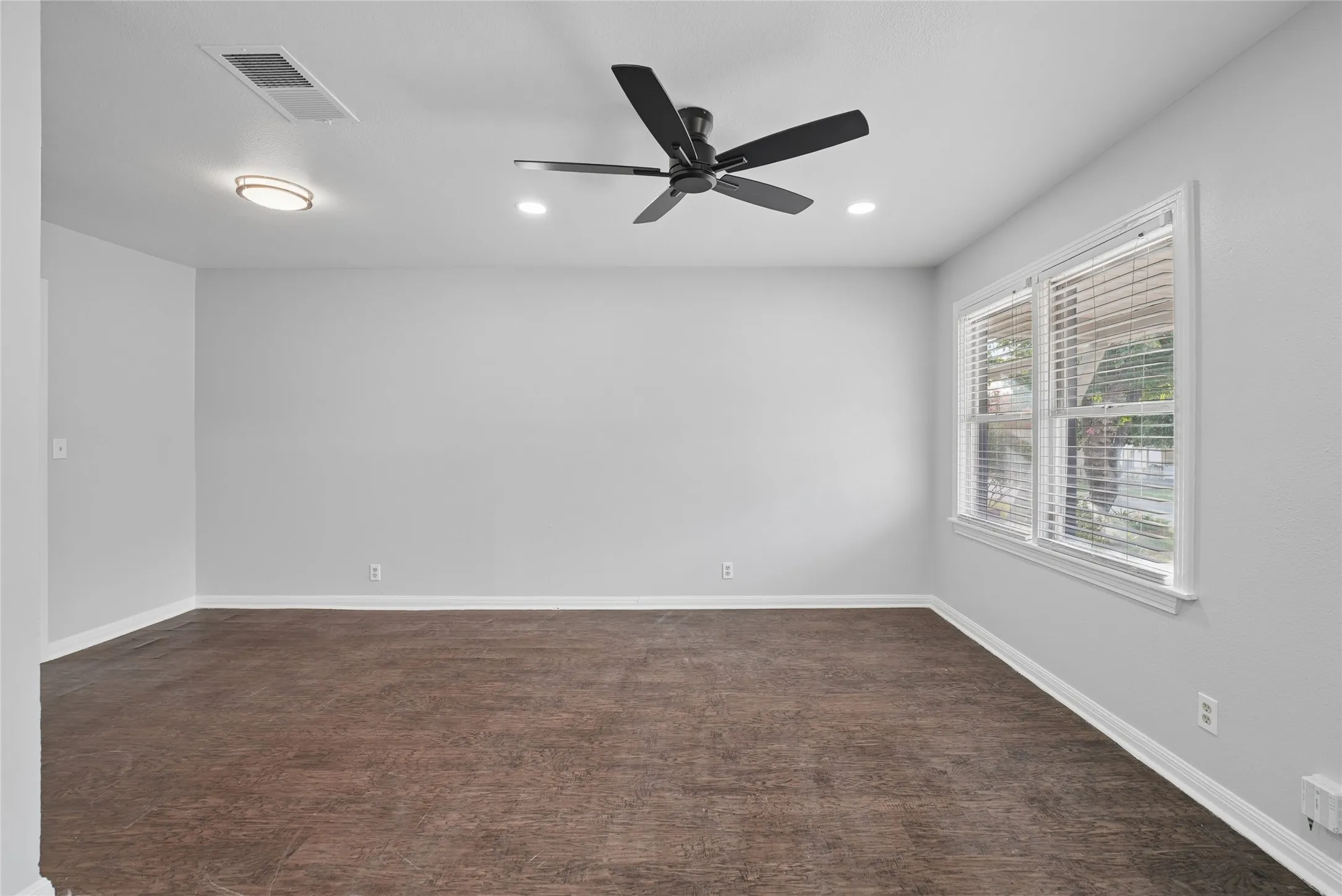 Single Family Residence For Rent in Tarrant County , 2333 Bird Street, Fort Worth, Texas 76111, 2 Bedroom, 1 Bathroom, Garage spaces, 867 Sqft, built in 1950, mls#21408205, Real Estate Agent in Fort Worth, Homes For Rent in Tarrant county, Homes For Rent in Fort Worth, Realtor in Fort Worth Texas, Real Estate Brokerage Independent Realty Texas, Luminita Cordes Realtor