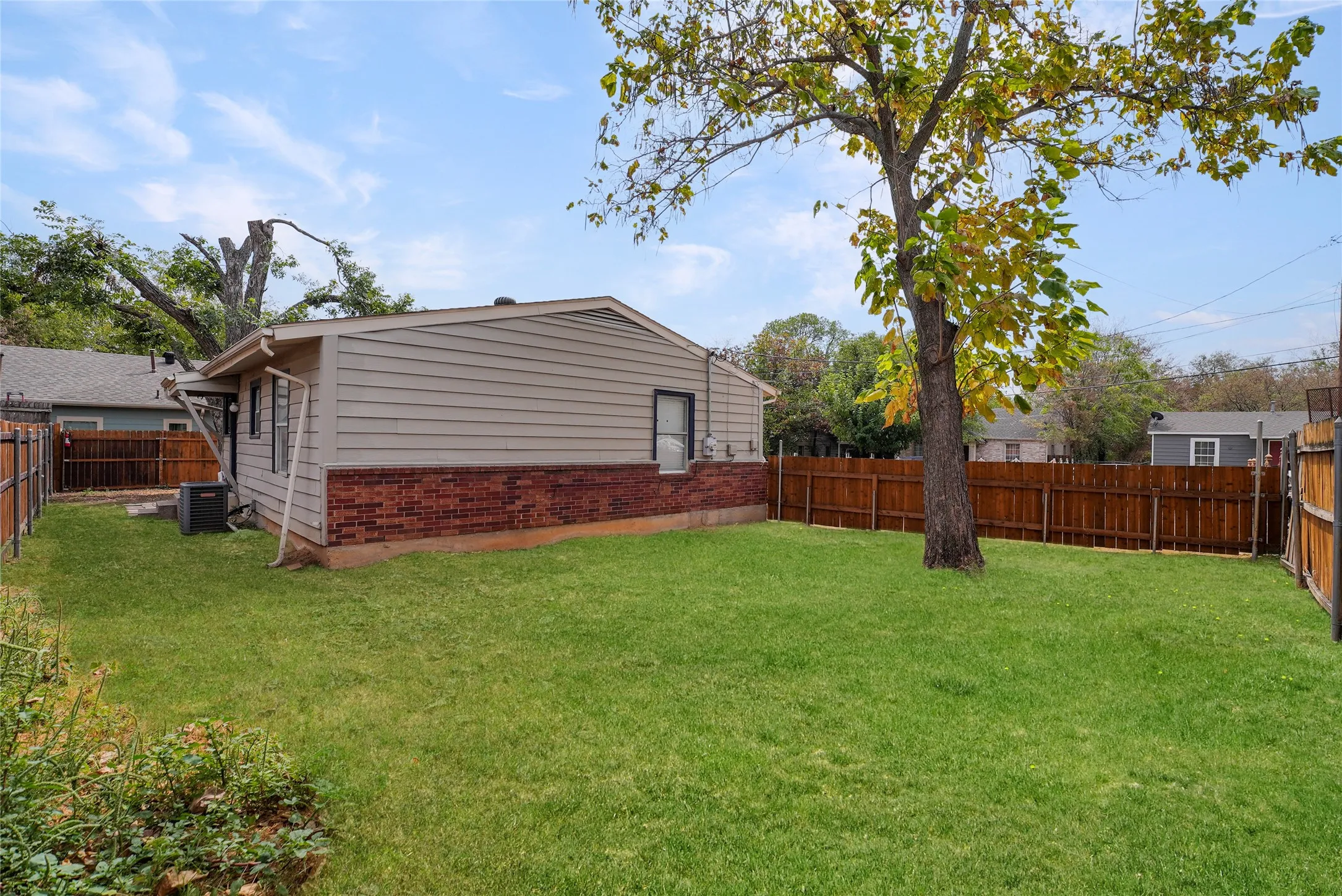 Single Family Residence For Rent in Tarrant County , 2333 Bird Street, Fort Worth, Texas 76111, 2 Bedroom, 1 Bathroom, Garage spaces, 867 Sqft, built in 1950, mls#21408205, Real Estate Agent in Fort Worth, Homes For Rent in Tarrant county, Homes For Rent in Fort Worth, Realtor in Fort Worth Texas, Real Estate Brokerage Independent Realty Texas, Luminita Cordes Realtor
