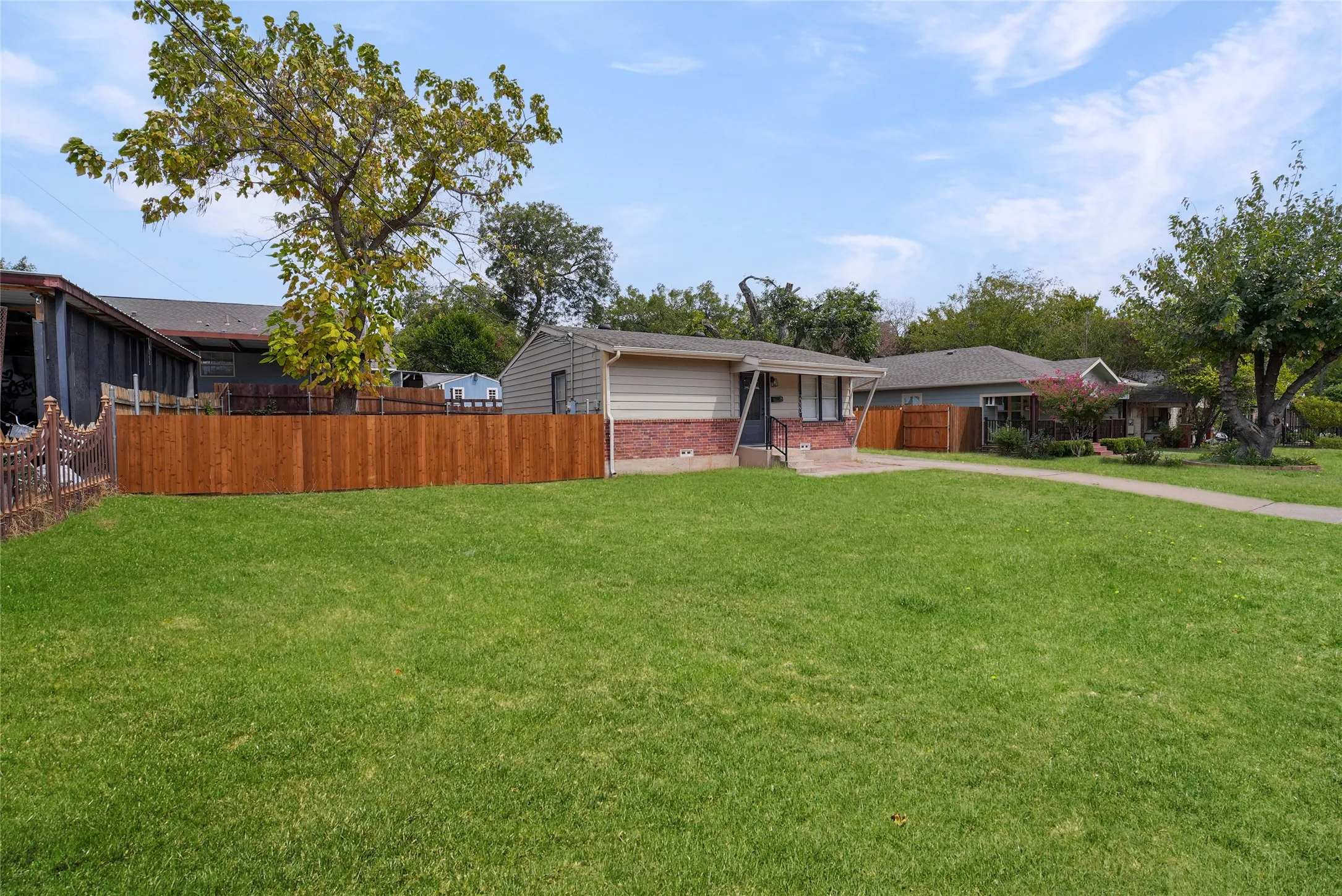 Single Family Residence For Rent in Tarrant County , 2333 Bird Street, Fort Worth, Texas 76111, 2 Bedroom, 1 Bathroom, Garage spaces, 867 Sqft, built in 1950, mls#21408205, Real Estate Agent in Fort Worth, Homes For Rent in Tarrant county, Homes For Rent in Fort Worth, Realtor in Fort Worth Texas, Real Estate Brokerage Independent Realty Texas, Luminita Cordes Realtor