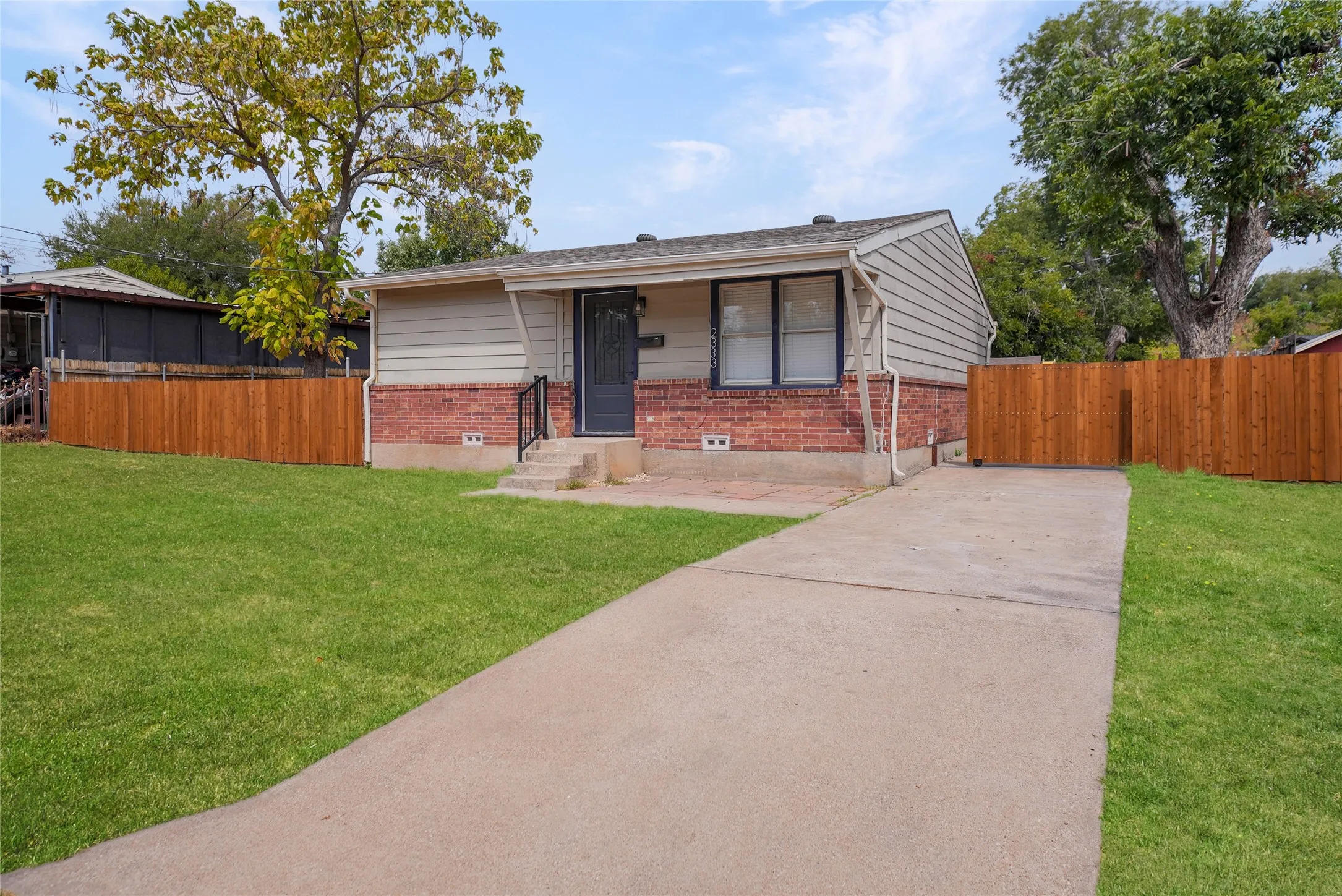 Single Family Residence For Rent in Tarrant County , 2333 Bird Street, Fort Worth, Texas 76111, 2 Bedroom, 1 Bathroom, Garage spaces, 867 Sqft, built in 1950, mls#21408205, Real Estate Agent in Fort Worth, Homes For Rent in Tarrant county, Homes For Rent in Fort Worth, Realtor in Fort Worth Texas, Real Estate Brokerage Independent Realty Texas, Luminita Cordes Realtor