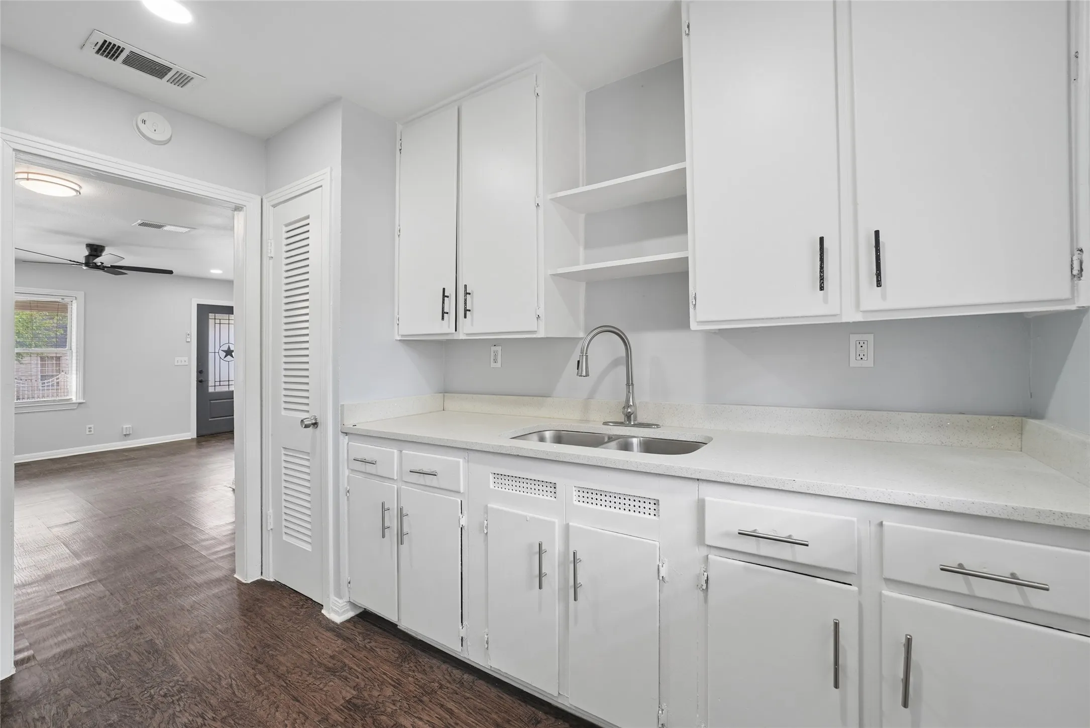 Single Family Residence For Rent in Tarrant County , 2333 Bird Street, Fort Worth, Texas 76111, 2 Bedroom, 1 Bathroom, Garage spaces, 867 Sqft, built in 1950, mls#21408205, Real Estate Agent in Fort Worth, Homes For Rent in Tarrant county, Homes For Rent in Fort Worth, Realtor in Fort Worth Texas, Real Estate Brokerage Independent Realty Texas, Luminita Cordes Realtor