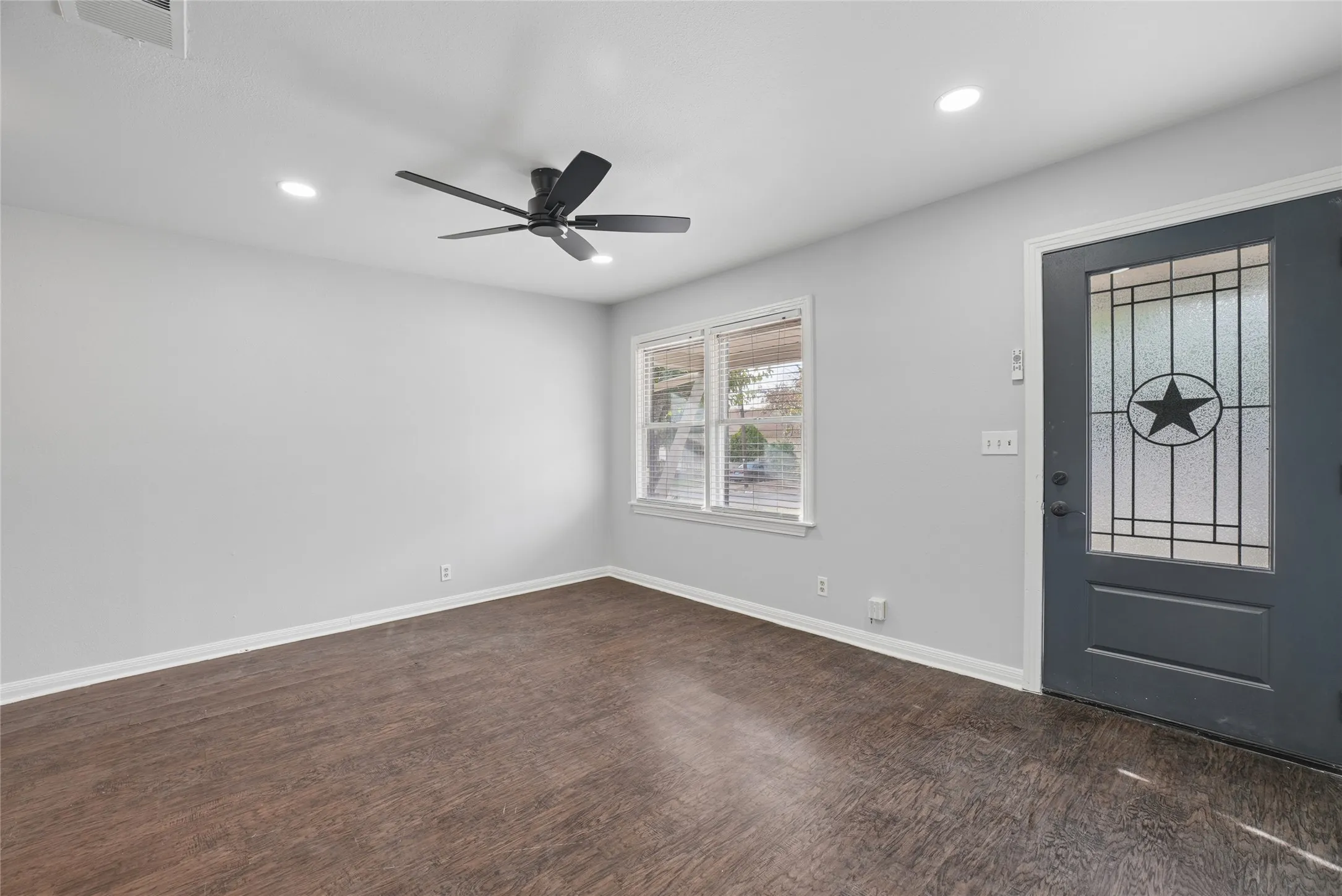 Single Family Residence For Rent in Tarrant County , 2333 Bird Street, Fort Worth, Texas 76111, 2 Bedroom, 1 Bathroom, Garage spaces, 867 Sqft, built in 1950, mls#21408205, Real Estate Agent in Fort Worth, Homes For Rent in Tarrant county, Homes For Rent in Fort Worth, Realtor in Fort Worth Texas, Real Estate Brokerage Independent Realty Texas, Luminita Cordes Realtor