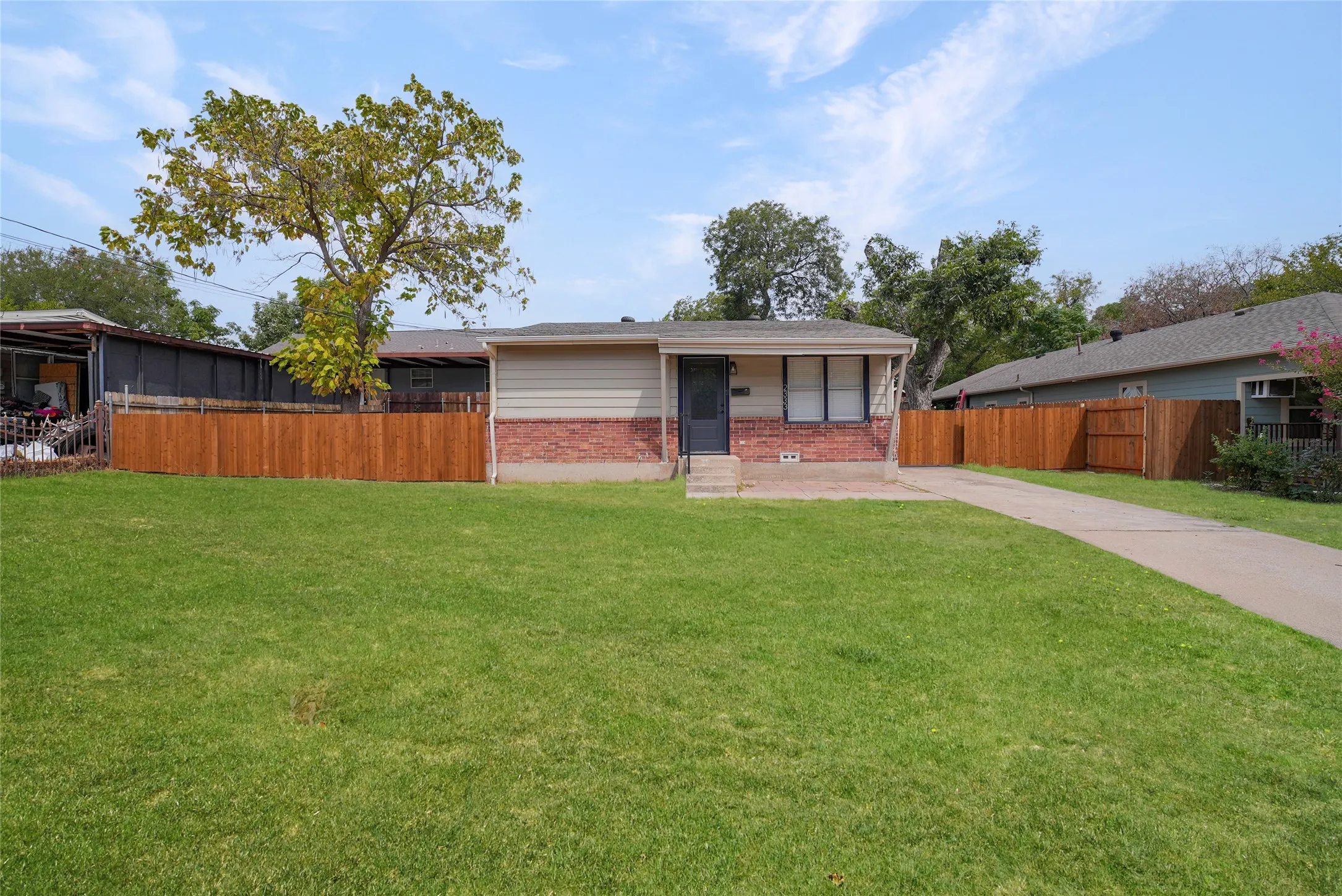 Single Family Residence For Rent in Tarrant County , 2333 Bird Street, Fort Worth, Texas 76111, 2 Bedroom, 1 Bathroom, Garage spaces, 867 Sqft, built in 1950, mls#21408205, Real Estate Agent in Fort Worth, Homes For Rent in Tarrant county, Homes For Rent in Fort Worth, Realtor in Fort Worth Texas, Real Estate Brokerage Independent Realty Texas, Luminita Cordes Realtor