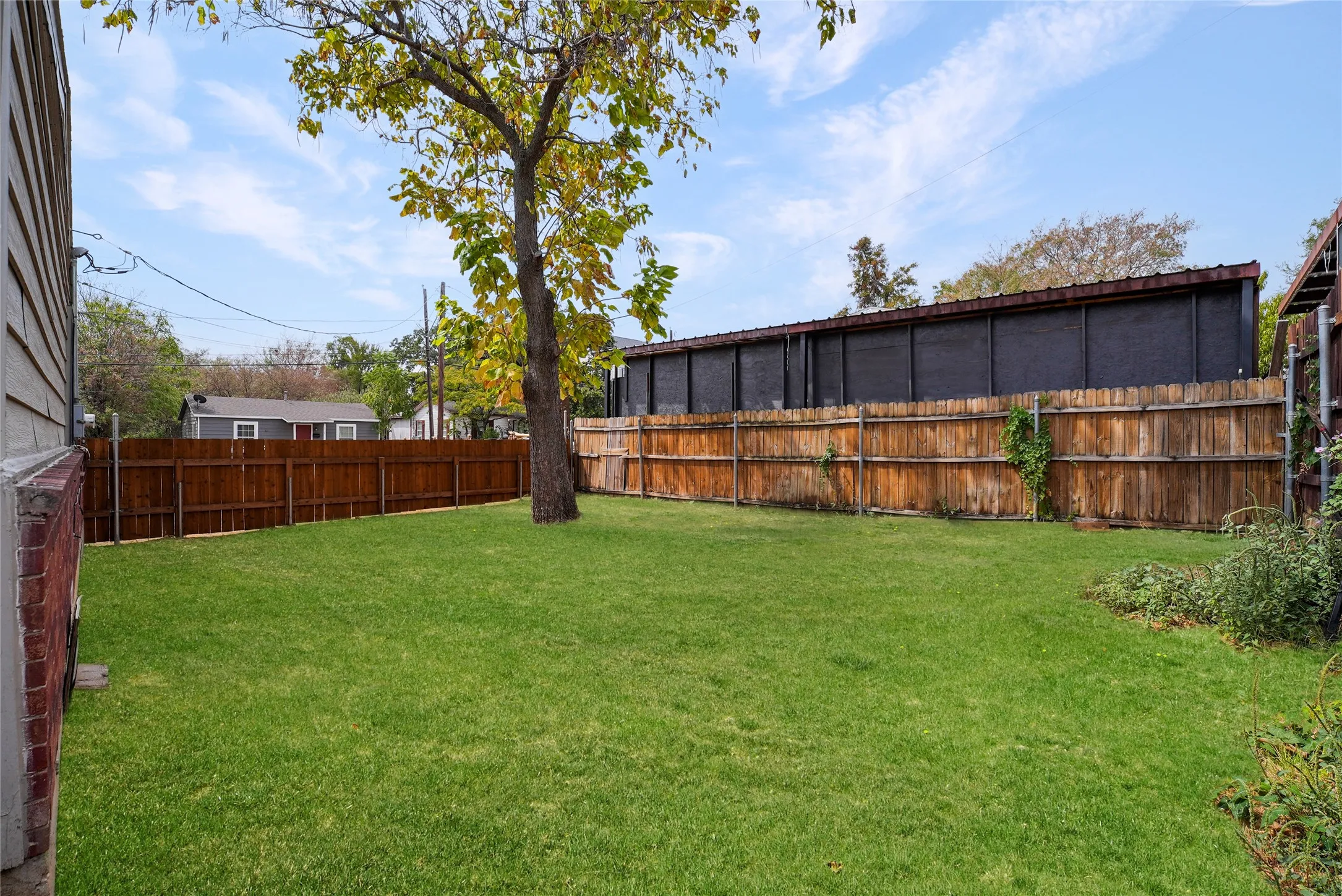 Single Family Residence For Rent in Tarrant County , 2333 Bird Street, Fort Worth, Texas 76111, 2 Bedroom, 1 Bathroom, Garage spaces, 867 Sqft, built in 1950, mls#21408205, Real Estate Agent in Fort Worth, Homes For Rent in Tarrant county, Homes For Rent in Fort Worth, Realtor in Fort Worth Texas, Real Estate Brokerage Independent Realty Texas, Luminita Cordes Realtor