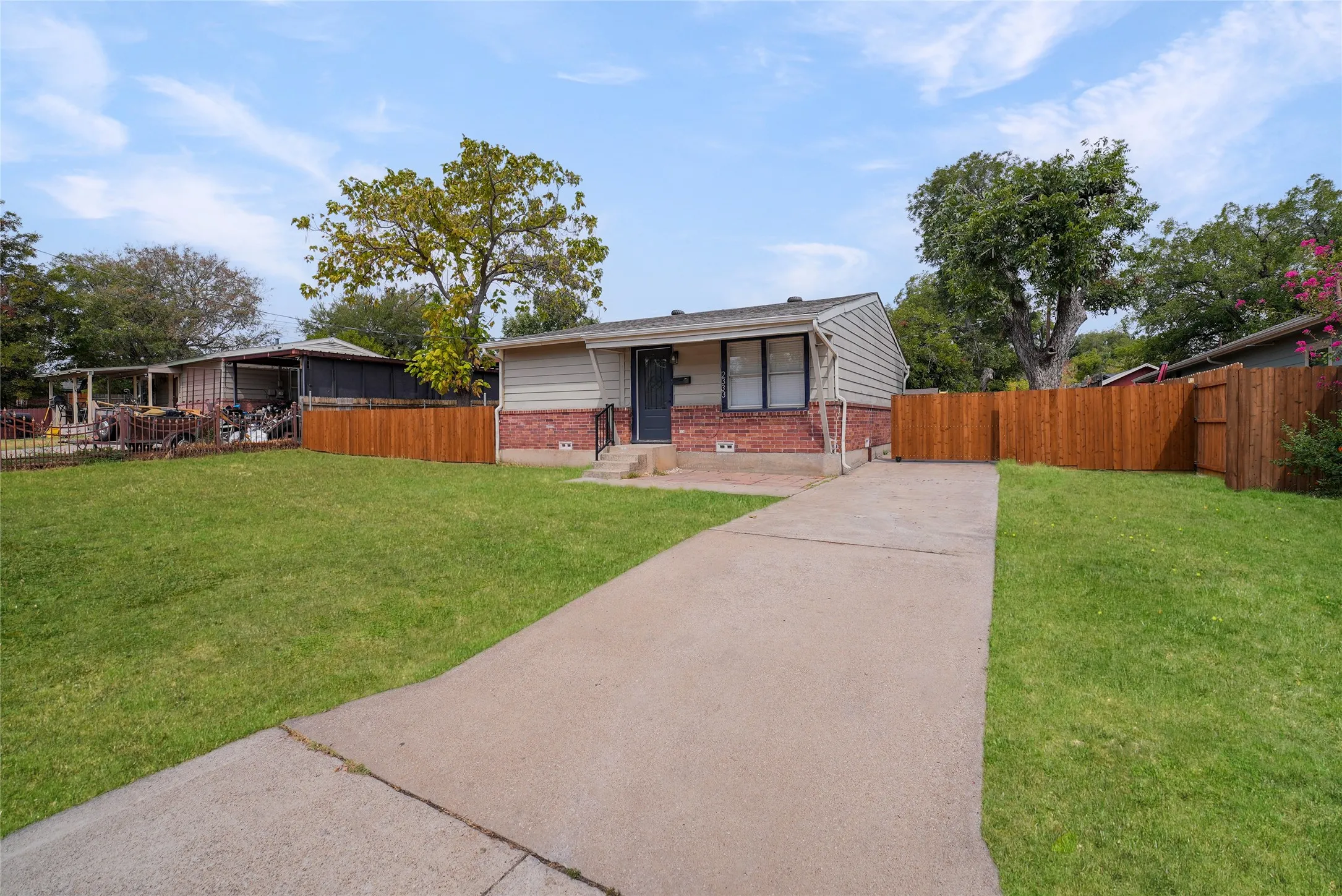 Single Family Residence For Rent in Tarrant County , 2333 Bird Street, Fort Worth, Texas 76111, 2 Bedroom, 1 Bathroom, Garage spaces, 867 Sqft, built in 1950, mls#21408205, Real Estate Agent in Fort Worth, Homes For Rent in Tarrant county, Homes For Rent in Fort Worth, Realtor in Fort Worth Texas, Real Estate Brokerage Independent Realty Texas, Luminita Cordes Realtor