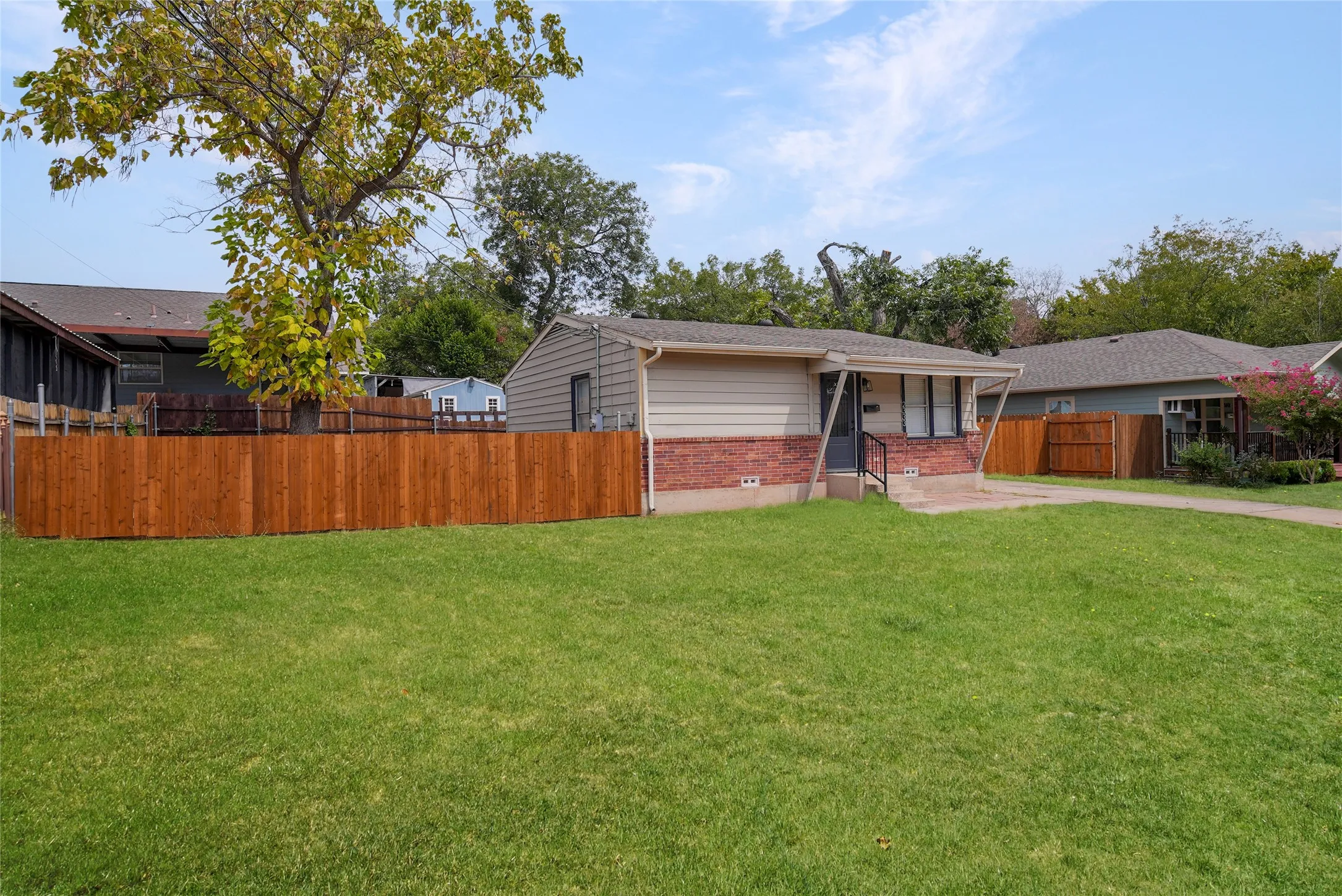 Single Family Residence For Rent in Tarrant County , 2333 Bird Street, Fort Worth, Texas 76111, 2 Bedroom, 1 Bathroom, Garage spaces, 867 Sqft, built in 1950, mls#21408205, Real Estate Agent in Fort Worth, Homes For Rent in Tarrant county, Homes For Rent in Fort Worth, Realtor in Fort Worth Texas, Real Estate Brokerage Independent Realty Texas, Luminita Cordes Realtor