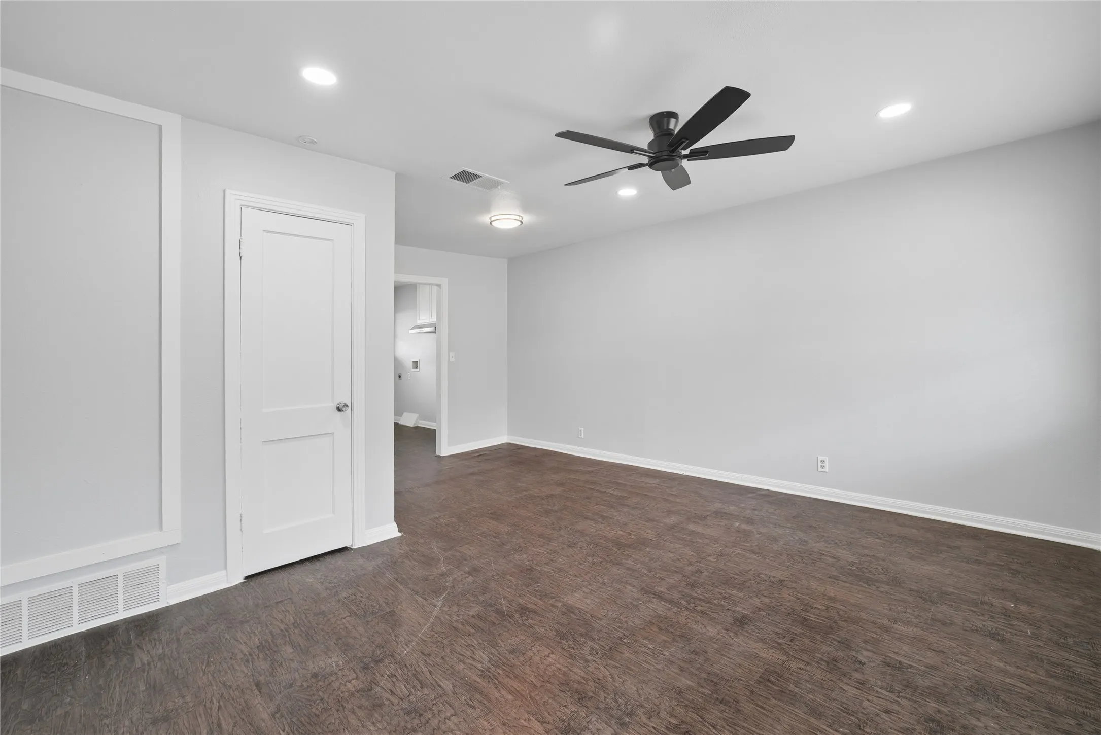 Single Family Residence For Rent in Tarrant County , 2333 Bird Street, Fort Worth, Texas 76111, 2 Bedroom, 1 Bathroom, Garage spaces, 867 Sqft, built in 1950, mls#21408205, Real Estate Agent in Fort Worth, Homes For Rent in Tarrant county, Homes For Rent in Fort Worth, Realtor in Fort Worth Texas, Real Estate Brokerage Independent Realty Texas, Luminita Cordes Realtor