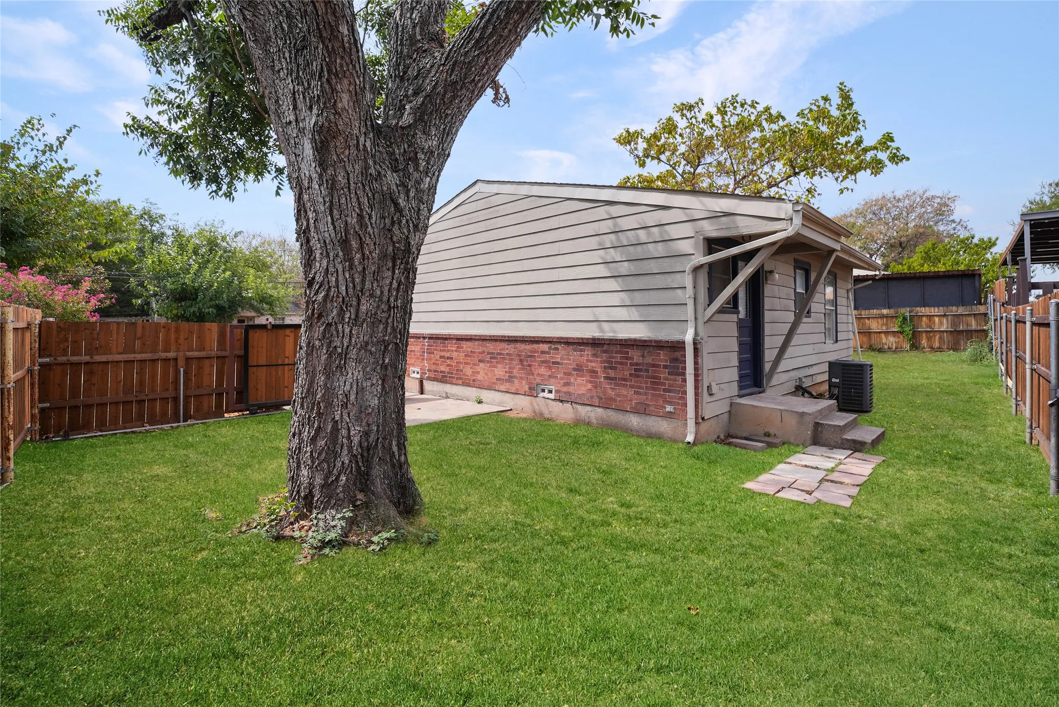 Single Family Residence For Rent in Tarrant County , 2333 Bird Street, Fort Worth, Texas 76111, 2 Bedroom, 1 Bathroom, Garage spaces, 867 Sqft, built in 1950, mls#21408205, Real Estate Agent in Fort Worth, Homes For Rent in Tarrant county, Homes For Rent in Fort Worth, Realtor in Fort Worth Texas, Real Estate Brokerage Independent Realty Texas, Luminita Cordes Realtor