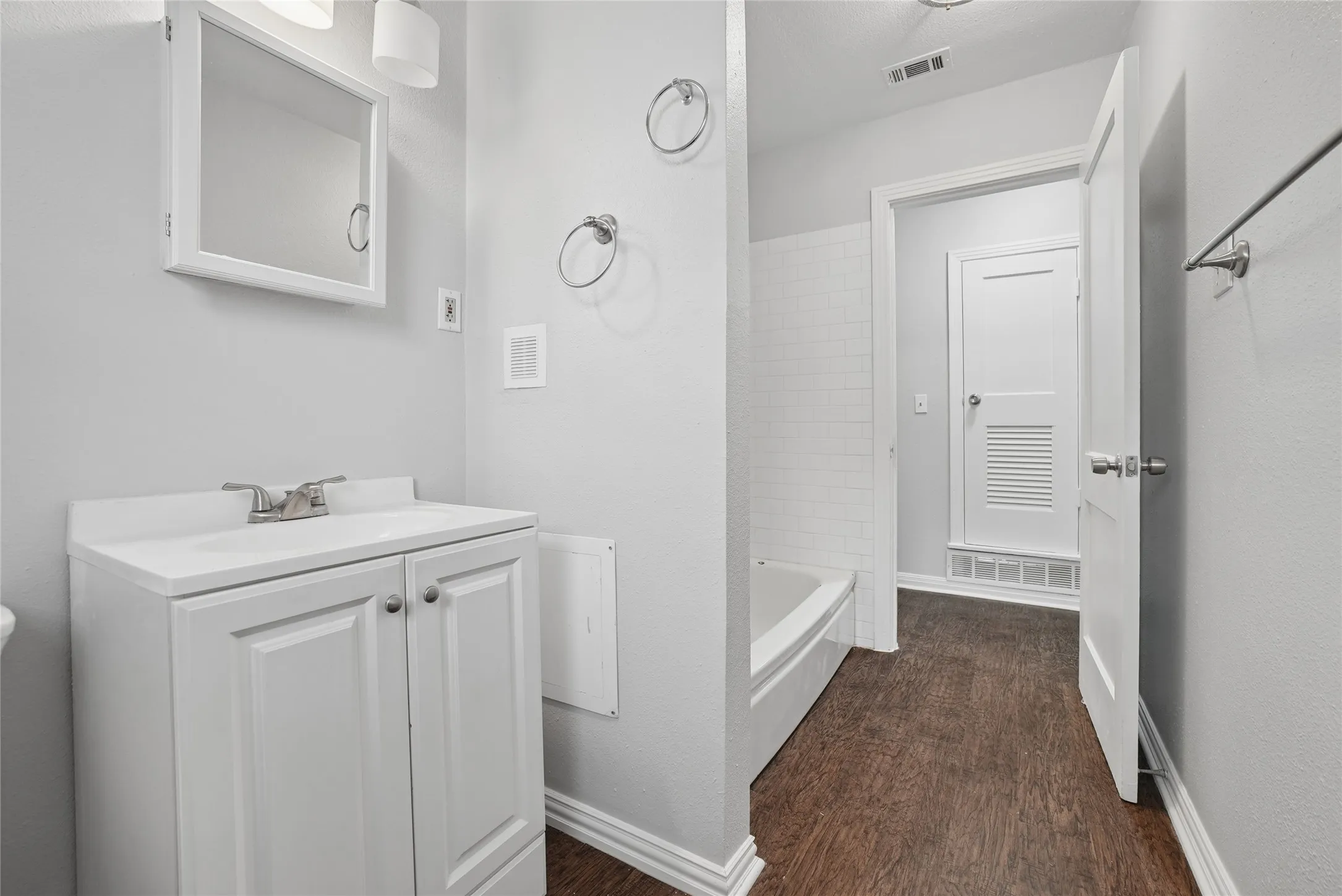 Single Family Residence For Rent in Tarrant County , 2333 Bird Street, Fort Worth, Texas 76111, 2 Bedroom, 1 Bathroom, Garage spaces, 867 Sqft, built in 1950, mls#21408205, Real Estate Agent in Fort Worth, Homes For Rent in Tarrant county, Homes For Rent in Fort Worth, Realtor in Fort Worth Texas, Real Estate Brokerage Independent Realty Texas, Luminita Cordes Realtor