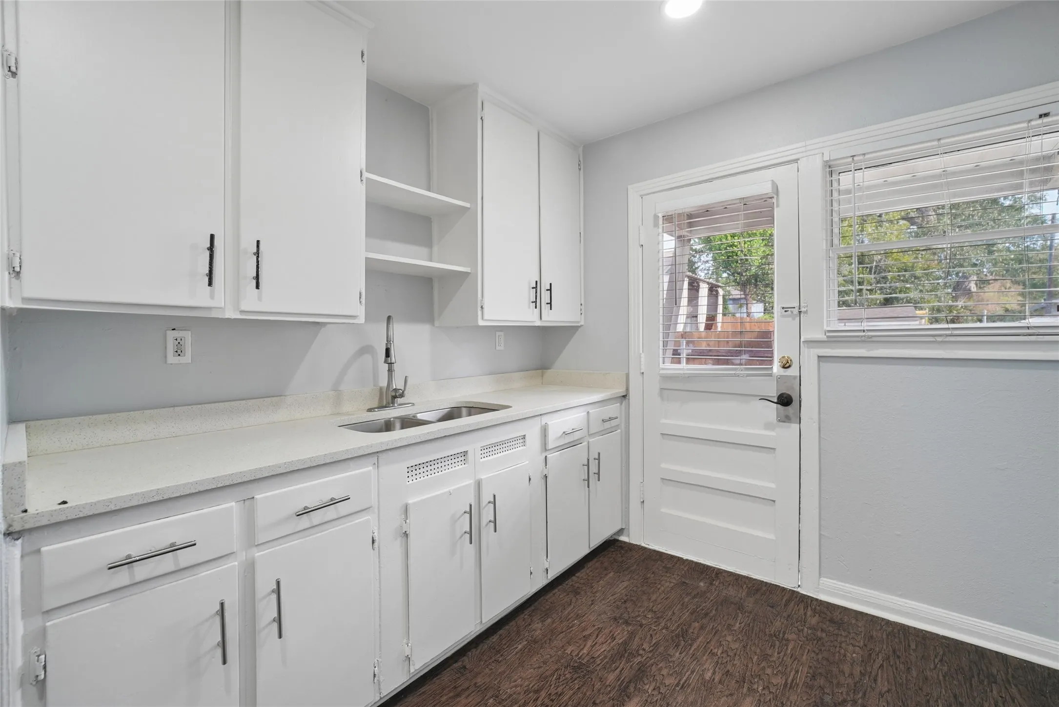 Single Family Residence For Rent in Tarrant County , 2333 Bird Street, Fort Worth, Texas 76111, 2 Bedroom, 1 Bathroom, Garage spaces, 867 Sqft, built in 1950, mls#21408205, Real Estate Agent in Fort Worth, Homes For Rent in Tarrant county, Homes For Rent in Fort Worth, Realtor in Fort Worth Texas, Real Estate Brokerage Independent Realty Texas, Luminita Cordes Realtor