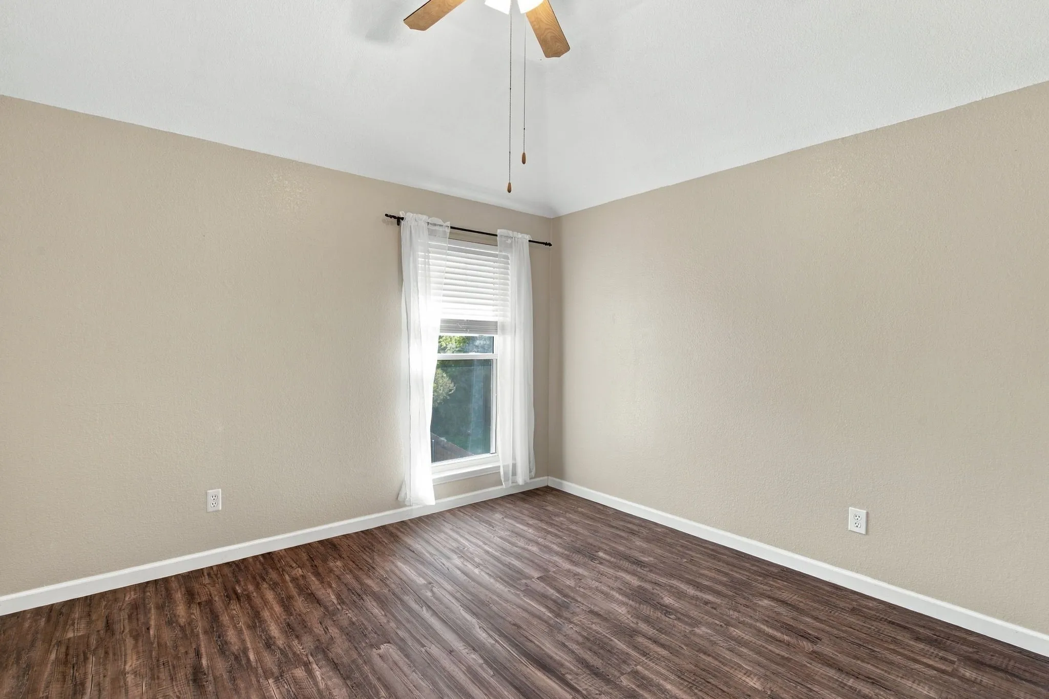 Single Family Residence For Sale in Tarrant County , 8258 Quachita Crossover, Fort Worth, Texas 76137, 4 Bedroom, 3 Bathroom, 2 Garage spaces, 2,743 Sqft, built in 1997, mls#21407437, Real Estate Agent in Fort Worth, Homes For Sale in Tarrant county, Homes For Sale in Fort Worth, Realtor in Fort Worth Texas, Real Estate Brokerage Independent Realty Texas, Luminita Cordes Realtor